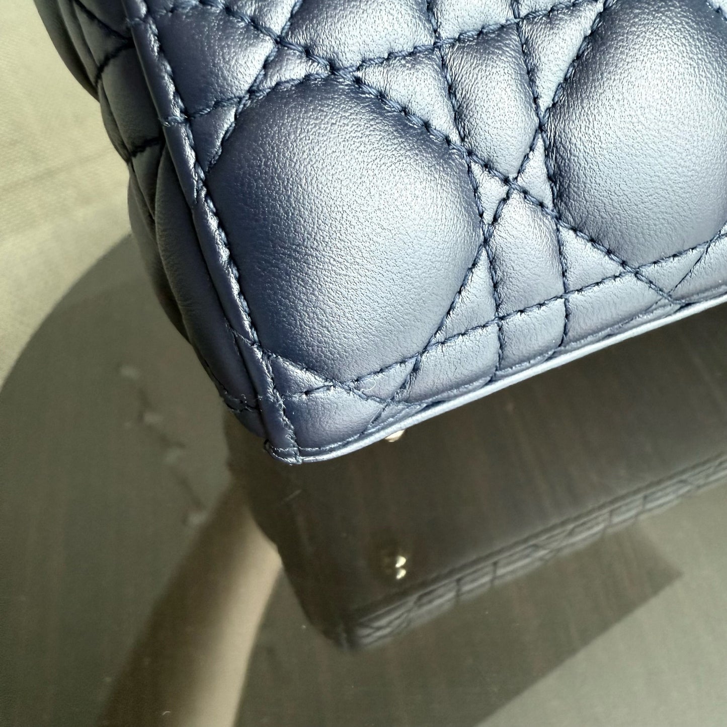 Kovancy Lady Petit rabat - Cuir d'agneau Cannage bleu marine foncé, accessoires dorés avec breloques
