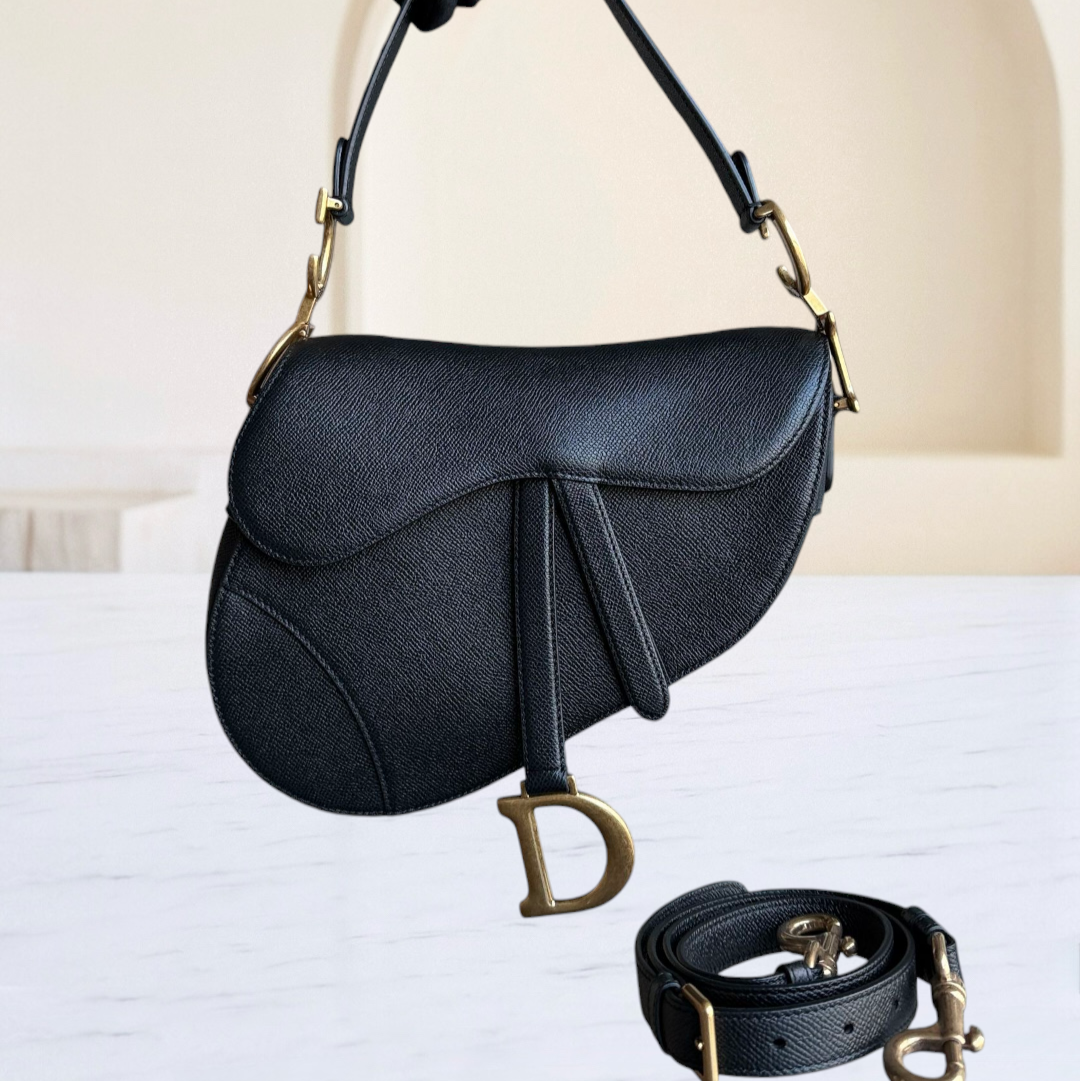 Kovancy Selle Medium avec sangle - Cuir de veau grainé noir, finitions dorées