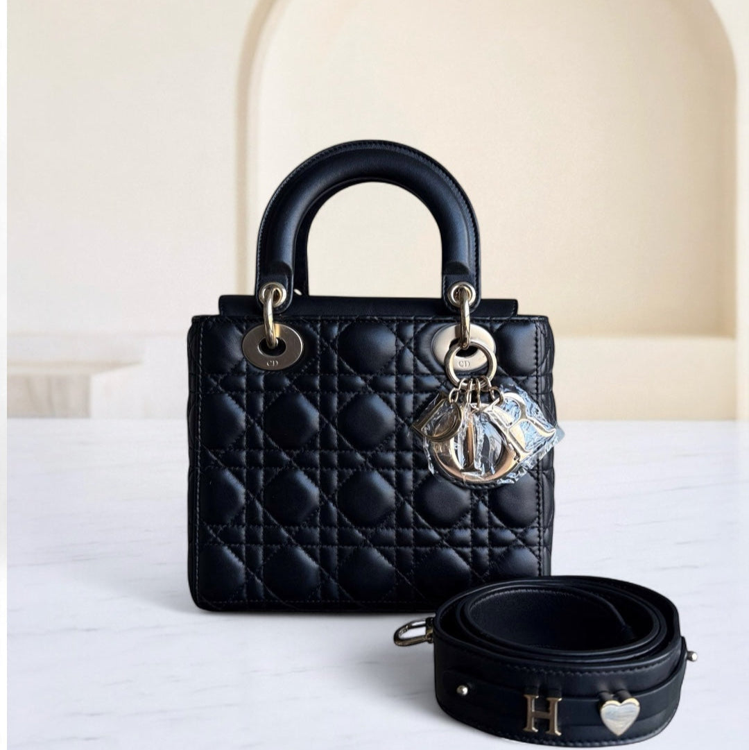Kovancy Lady Petit rabat MyABC - Breloque ABC en cuir d'agneau Cannage noir et doré