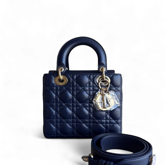 Kovancy Lady Petit rabat - Cuir d'agneau Cannage bleu marine foncé, accessoires dorés avec breloques