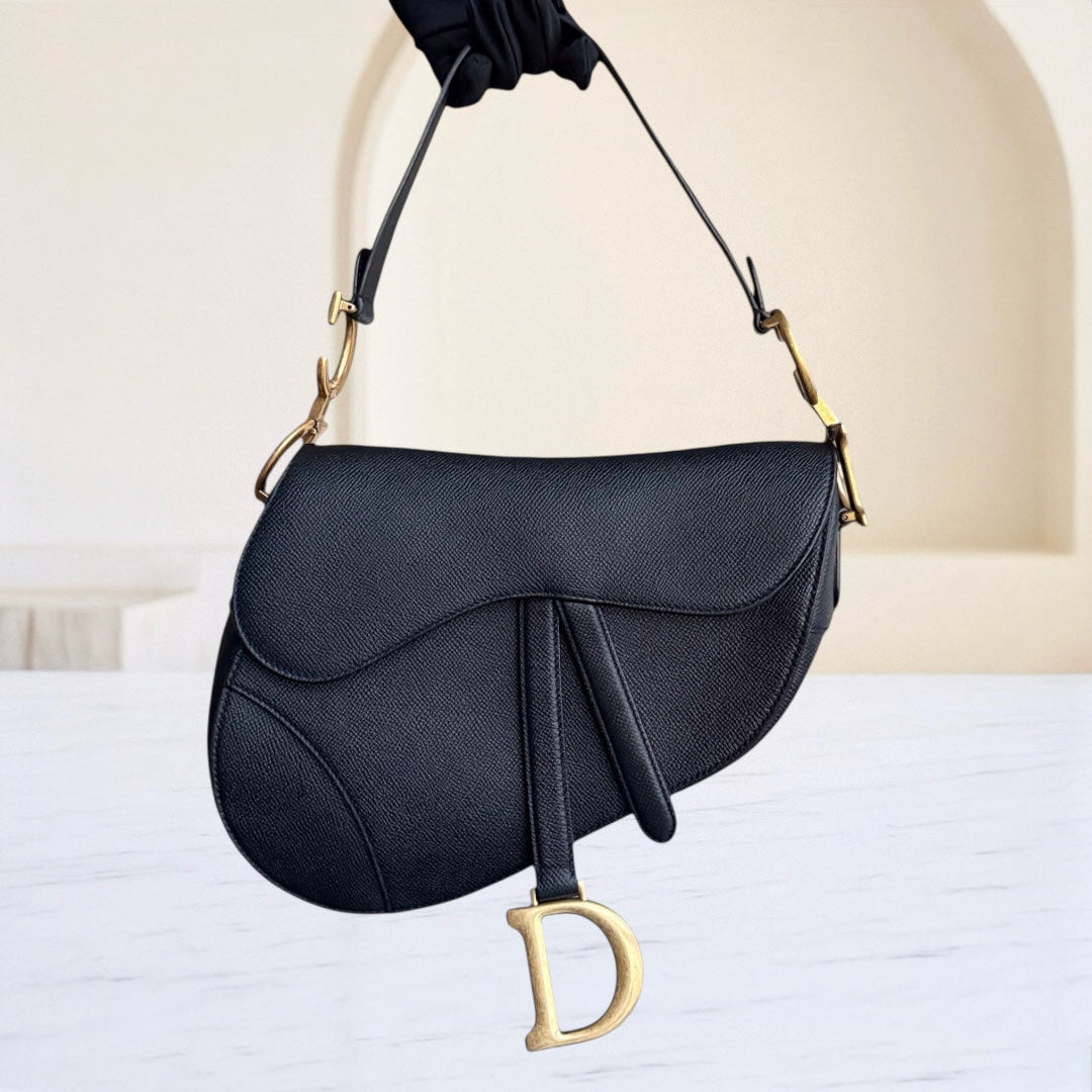 Kovancy Saddle Medium - Cuir de veau grainé caviar, finitions dorées noires