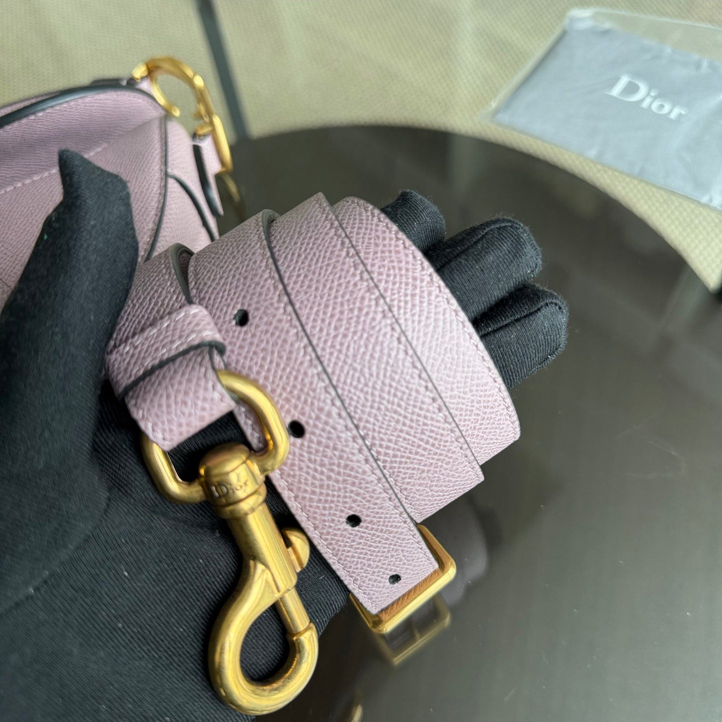 Kovancy Saddle Small - Bandoulière ajustable en cuir de veau grainé Nude Rose Hardware Gold