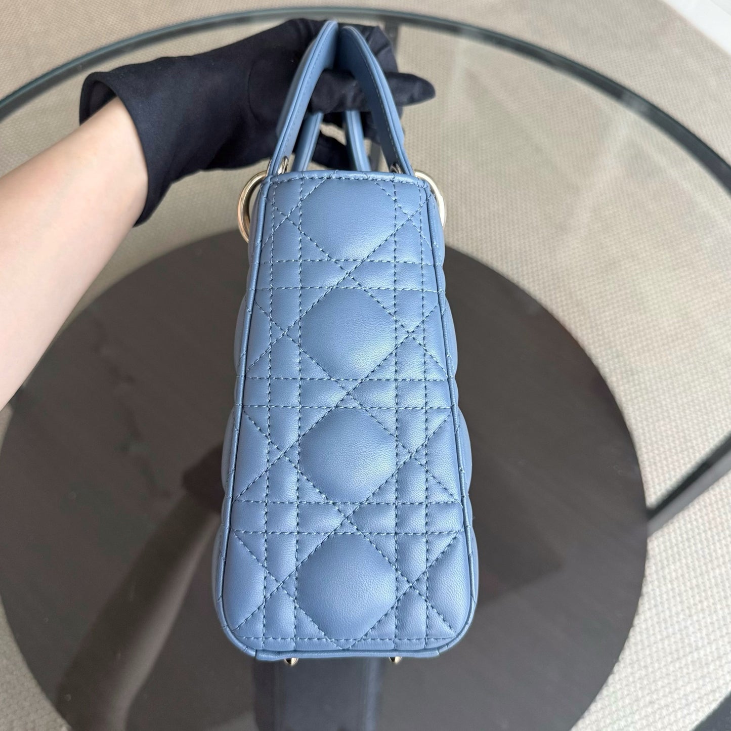 Kovancy Lady Petit rabat ABC - Cuir d'agneau Cannage bleu, quincaillerie dorée MyABC