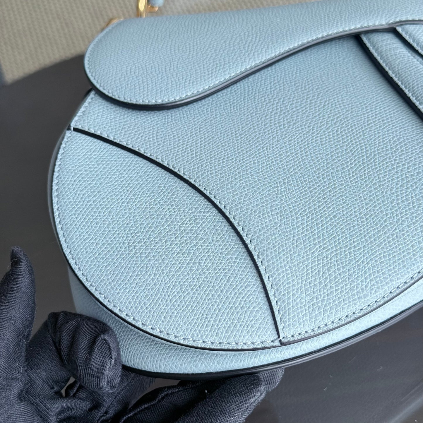 Kovancy Selle Medium - 25 cm en cuir de veau grainé bleu brume, accessoires dorés