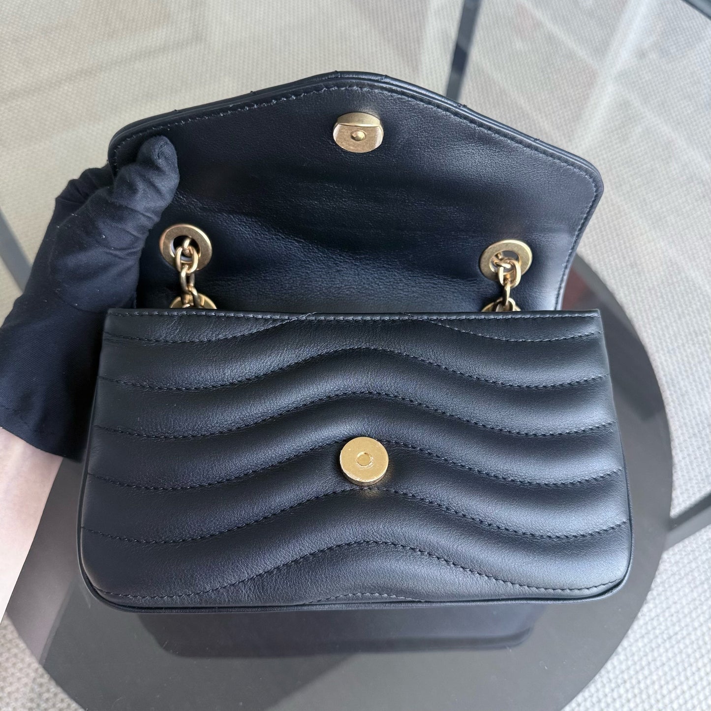 Kovancy New Wave Chain - Cuir de veau matelassé noir et finitions dorées vieillies