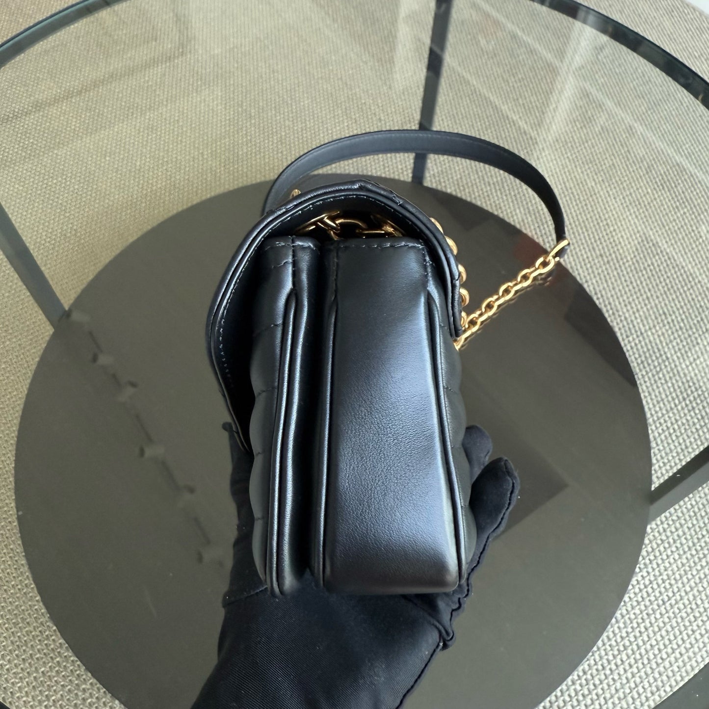 Kovancy New Wave Chain - Cuir de veau matelassé noir et finitions dorées vieillies