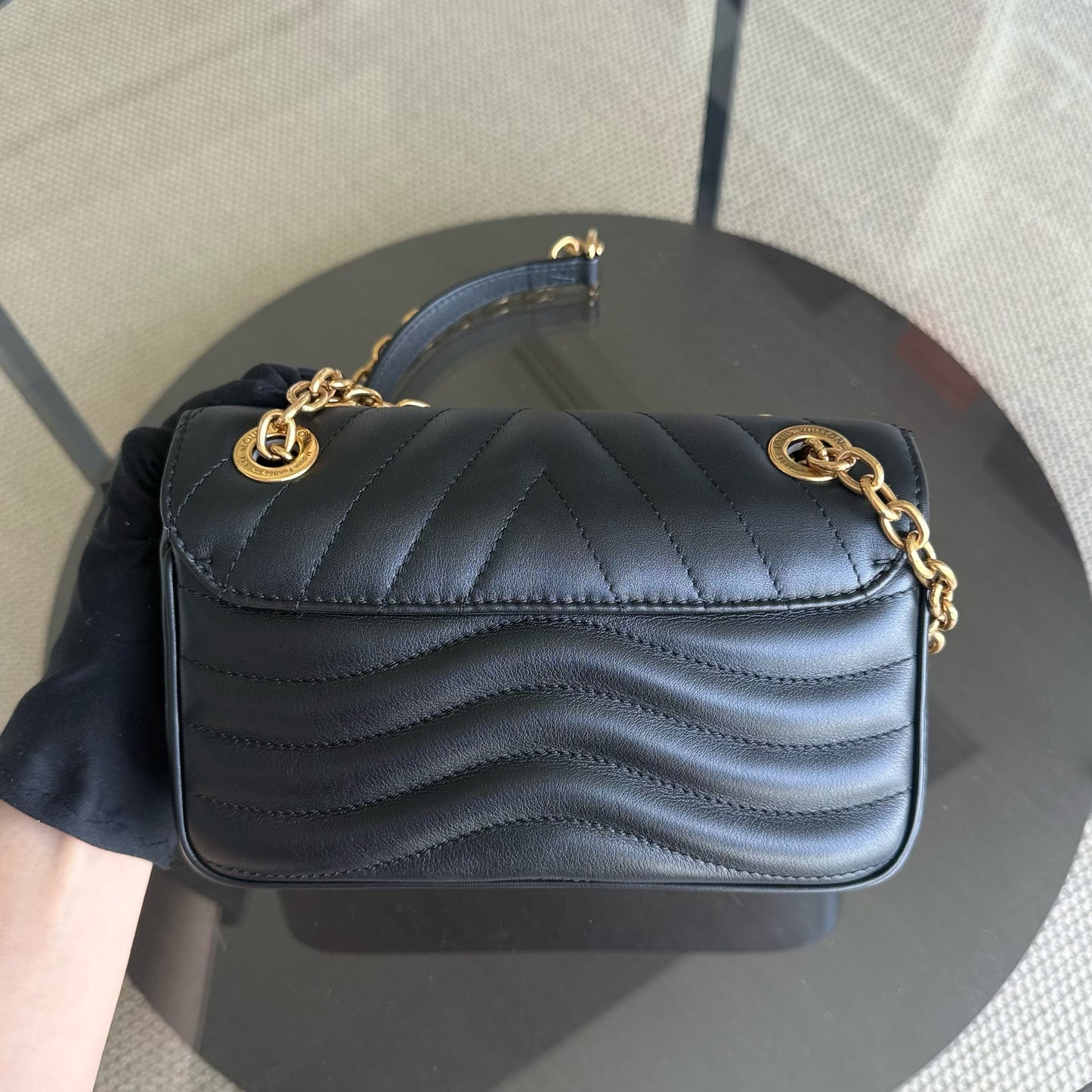 Kovancy New Wave Chain - Cuir de veau matelassé noir et finitions dorées vieillies