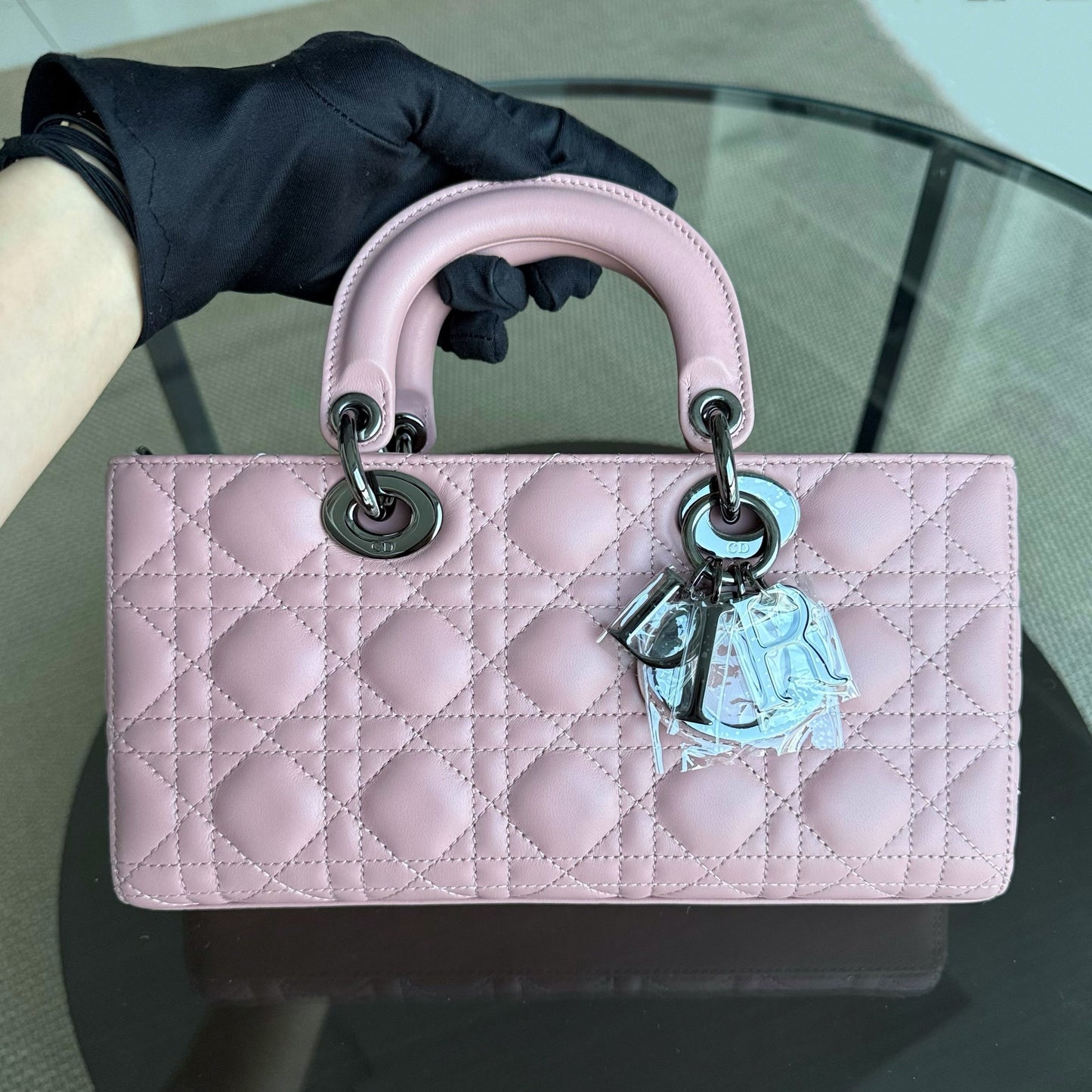 Kovancy Lady D-Joy Medium - Cuir d'agneau Cannage Sakura Rose Noir Quincaillerie