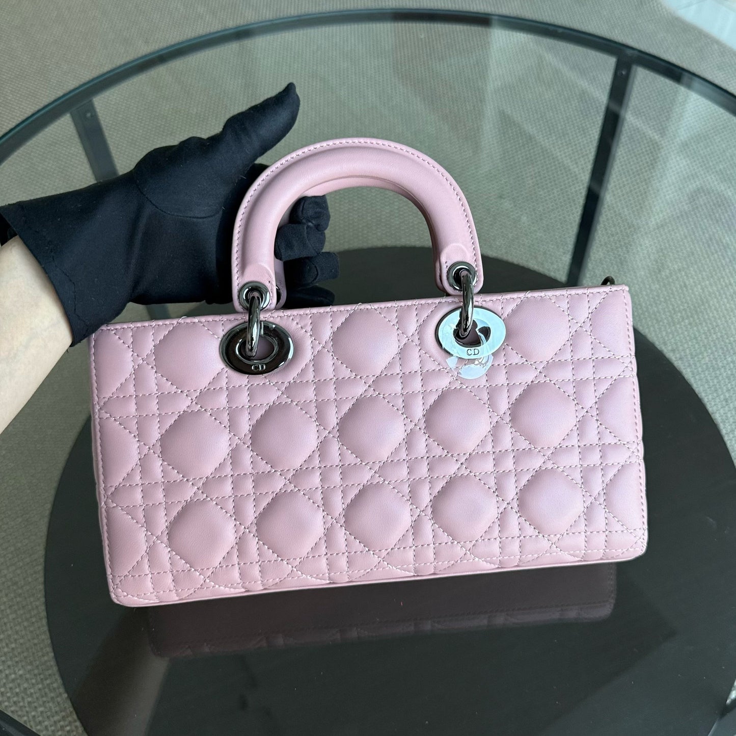 Kovancy Lady D-Joy Medium - Cuir d'agneau Cannage Sakura Rose Noir Quincaillerie