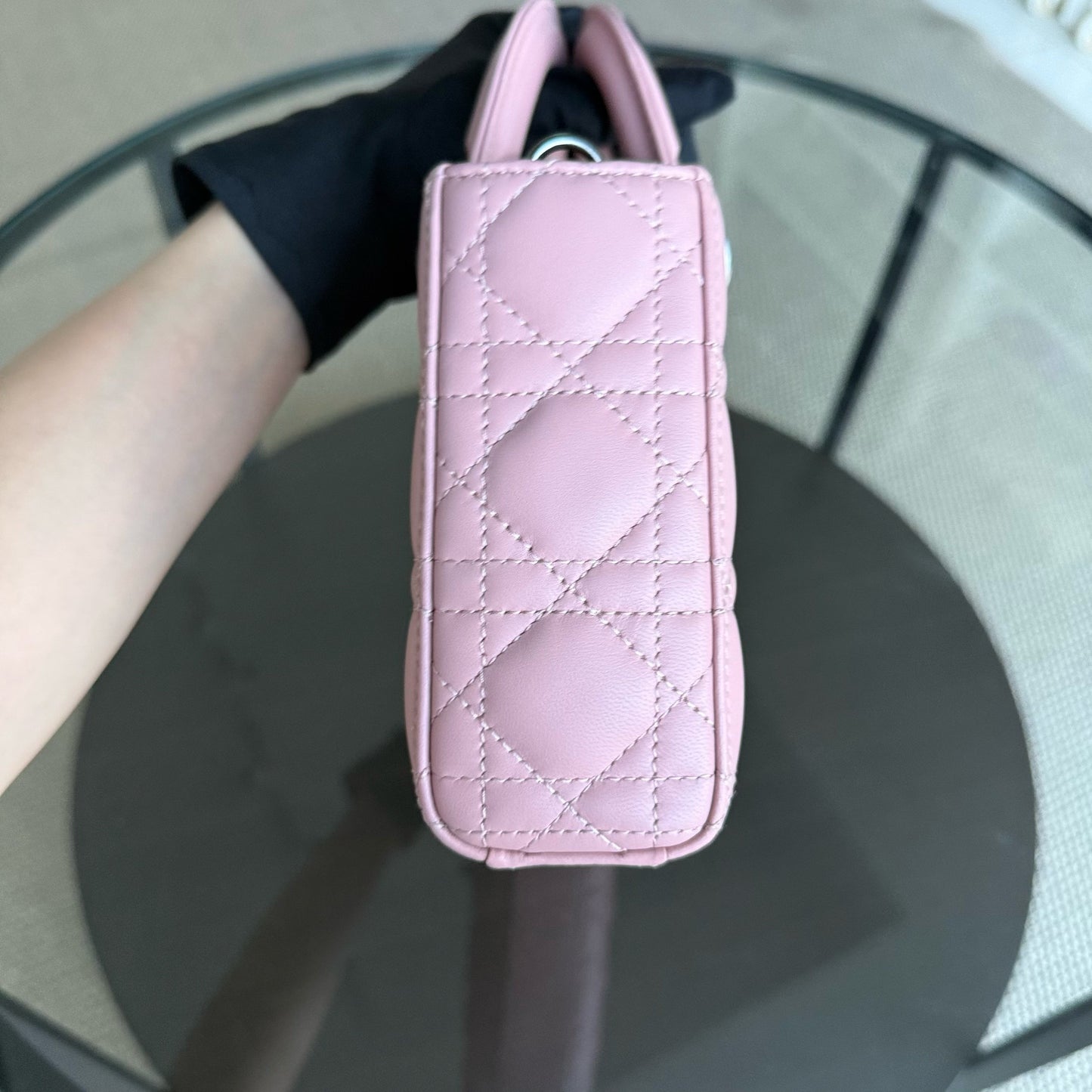 Kovancy Lady D-Joy Medium - Cuir d'agneau Cannage Sakura Rose Noir Quincaillerie