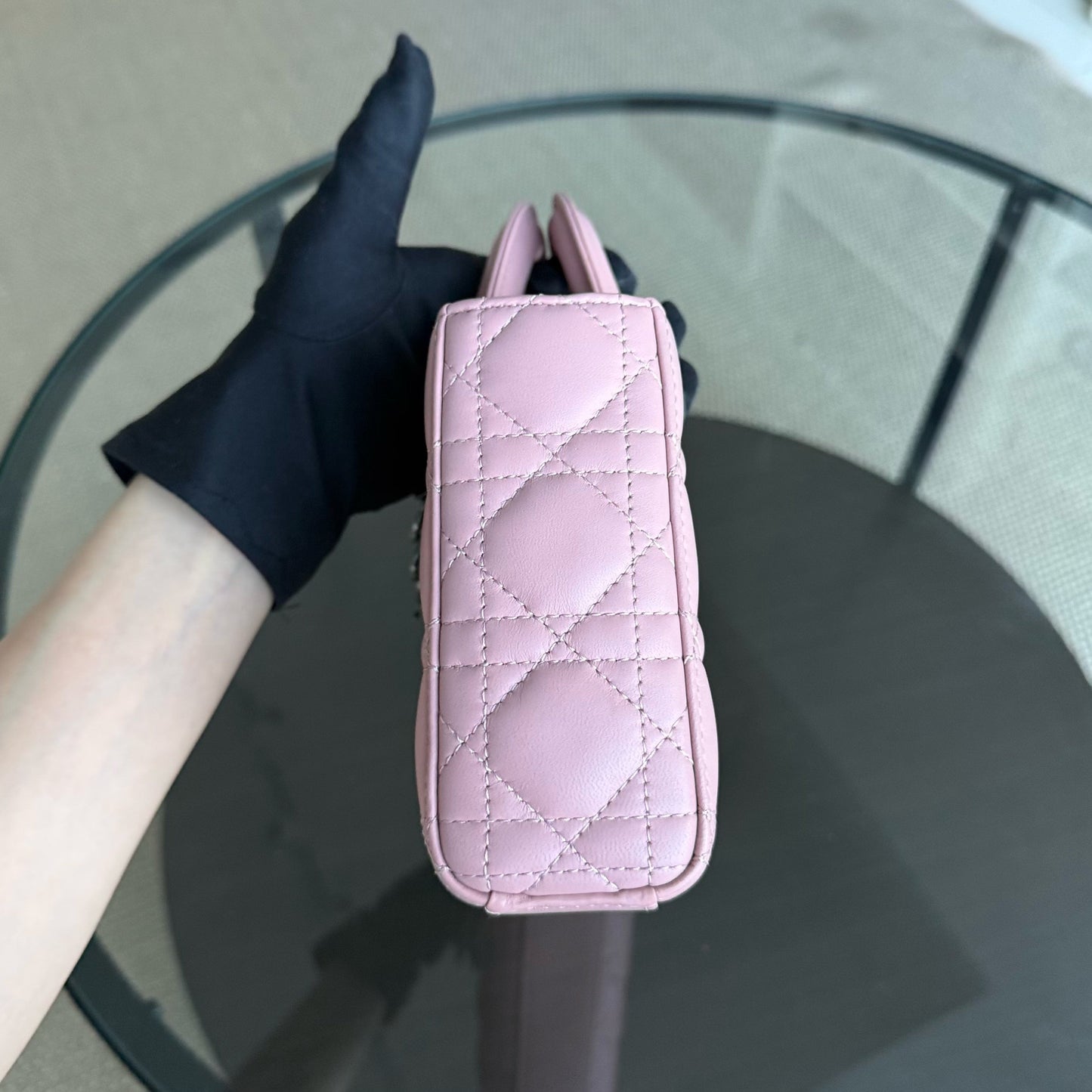 Kovancy Lady D-Joy Medium - Cuir d'agneau Cannage Sakura Rose Noir Quincaillerie