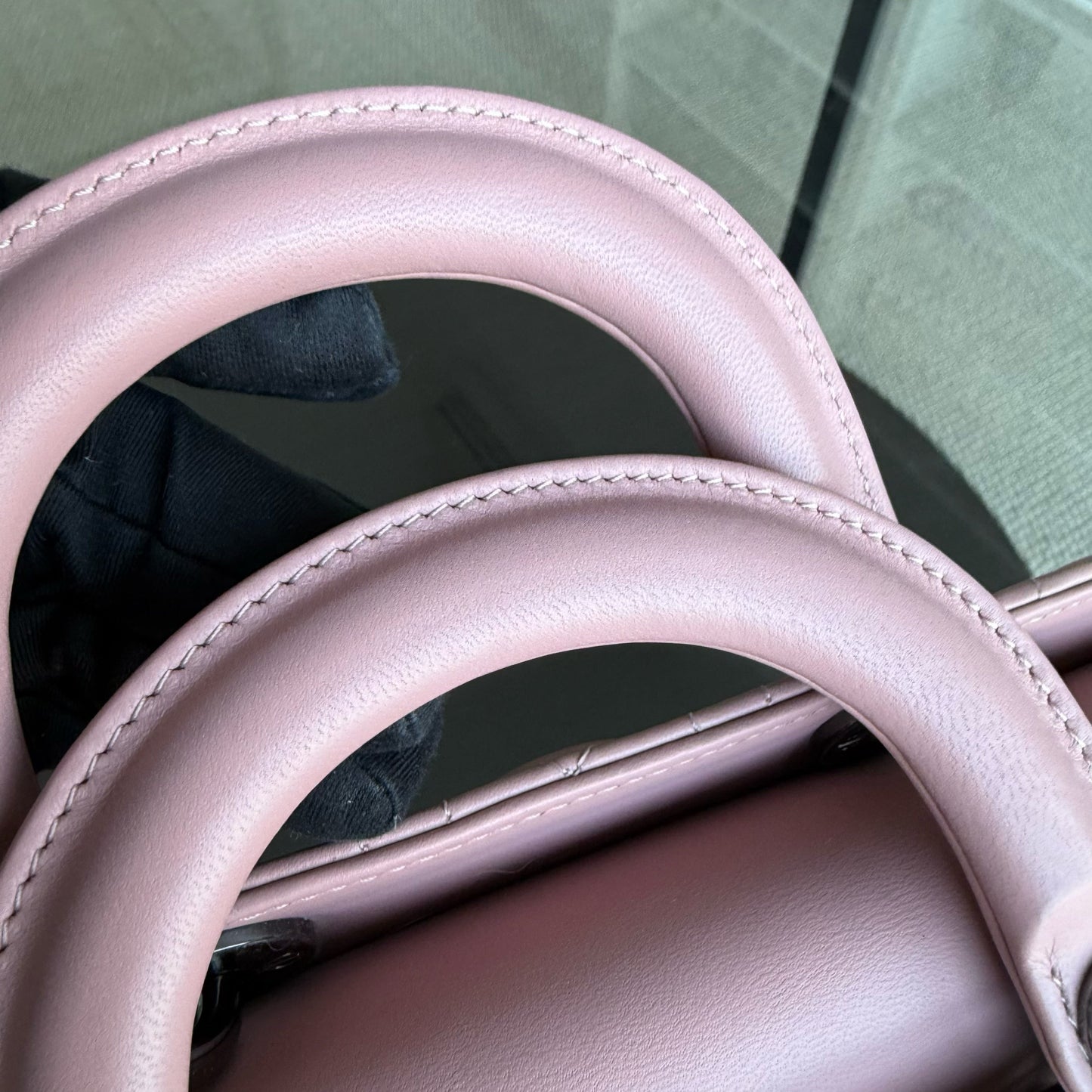 Kovancy Lady D-Joy Medium - Cuir d'agneau Cannage Sakura Rose Noir Quincaillerie