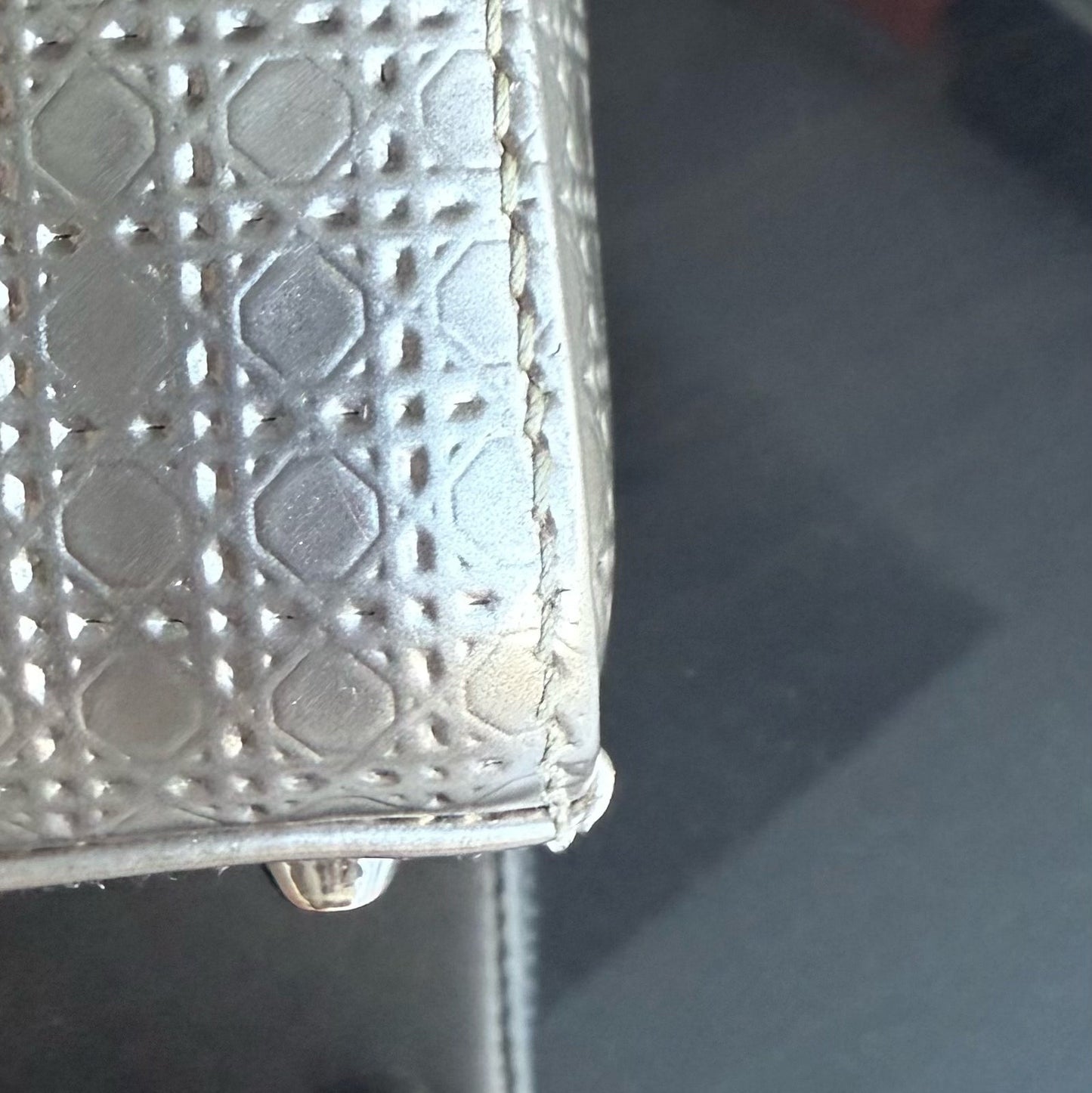Kovancy Lady Mini - Micro Cannage Cuir de veau métallisé avec sangle réglable et quincaillerie dorée