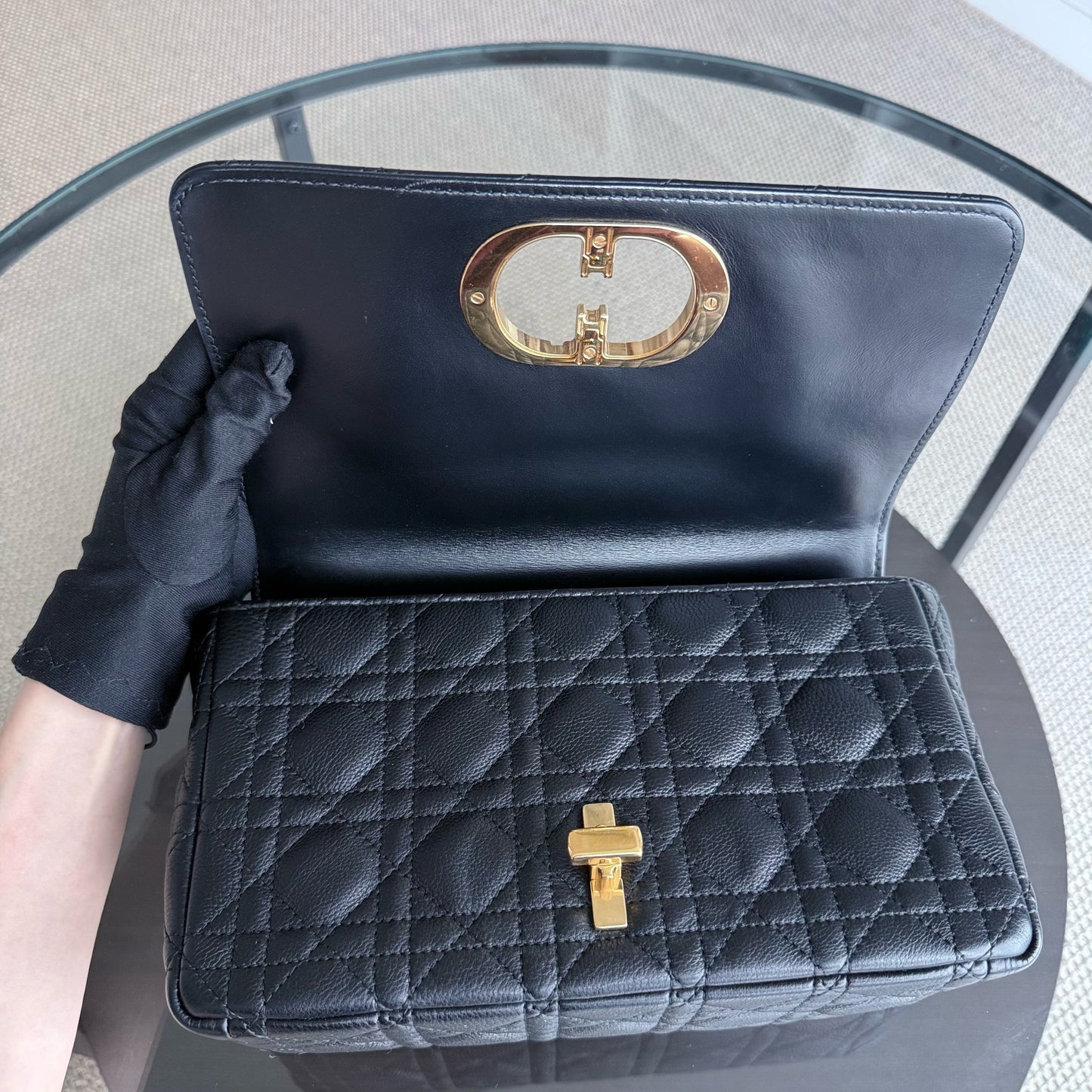 Kovancy Caro Medium - Cuir de veau grainé Cannage Noir Quincaillerie dorée