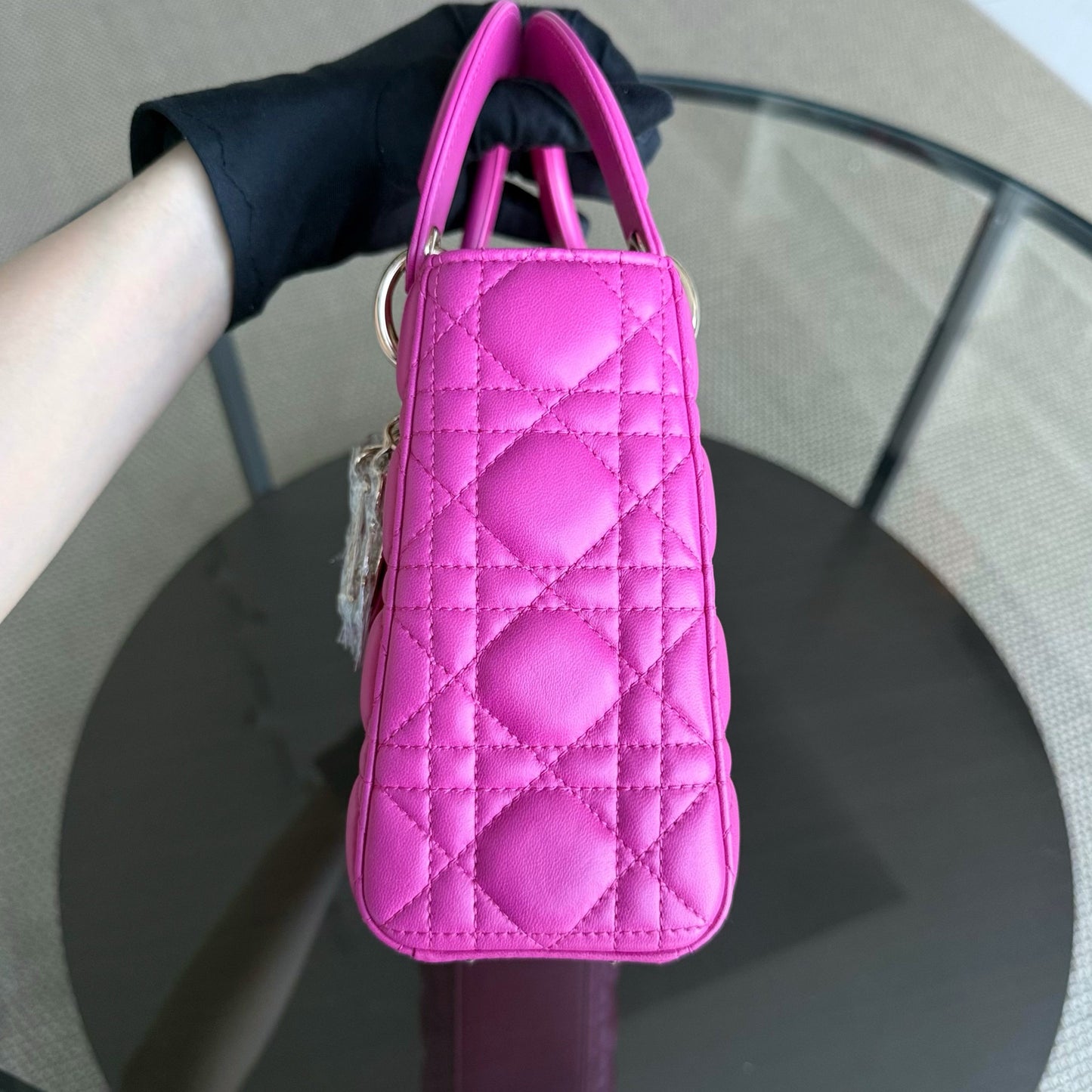 Kovancy Lady Petit rabat - Cuir d'agneau Cannage rose Barbie, finitions dorées