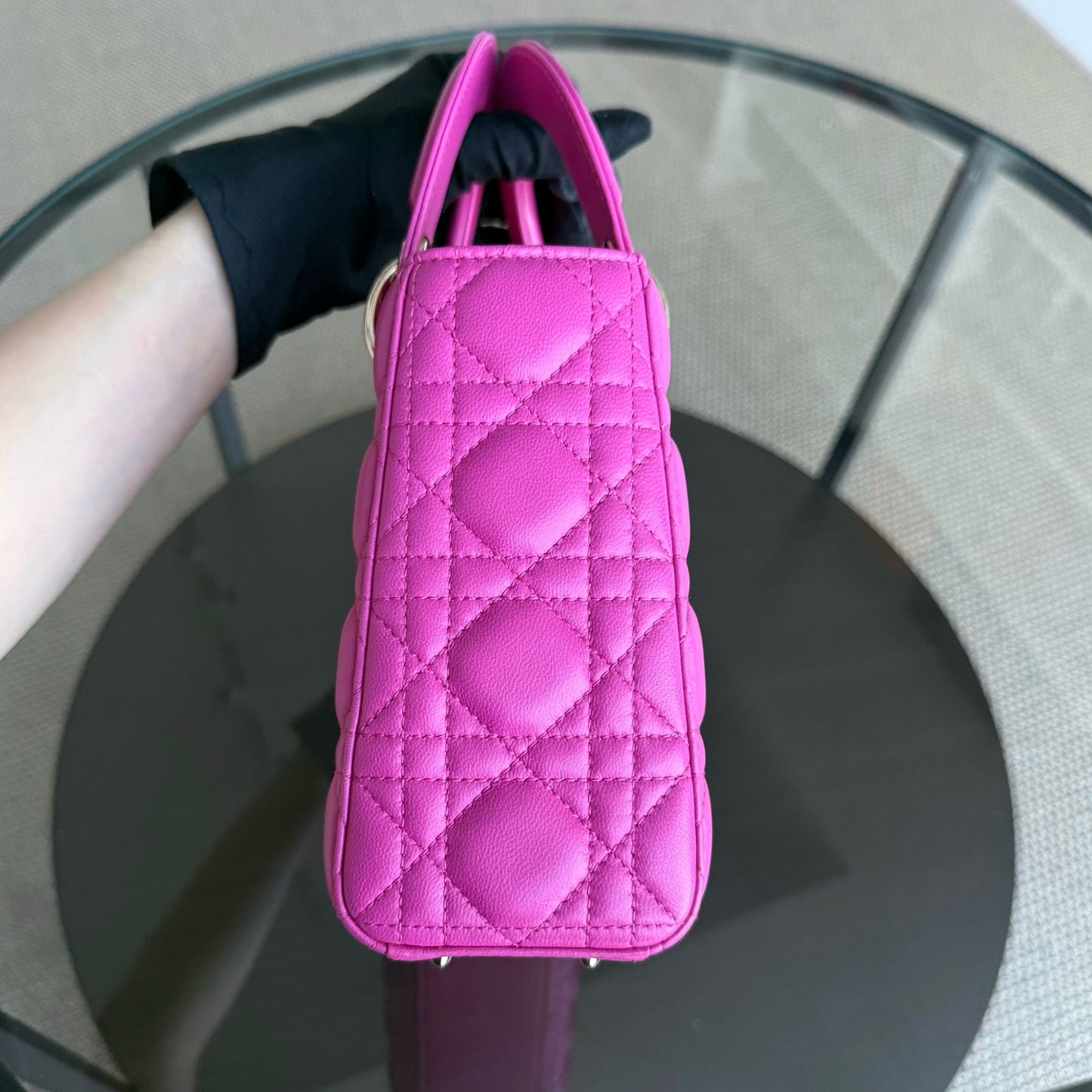 Kovancy Lady Petit rabat - Cuir d'agneau Cannage rose Barbie, finitions dorées