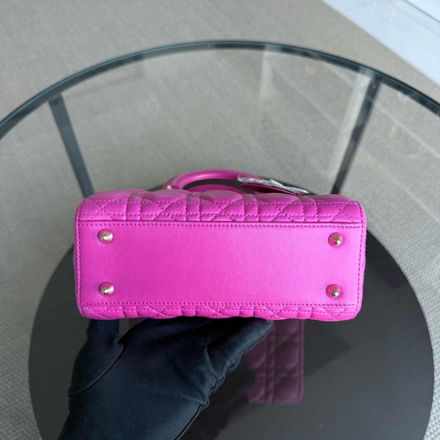 Kovancy Lady Petit rabat - Cuir d'agneau Cannage rose Barbie, finitions dorées