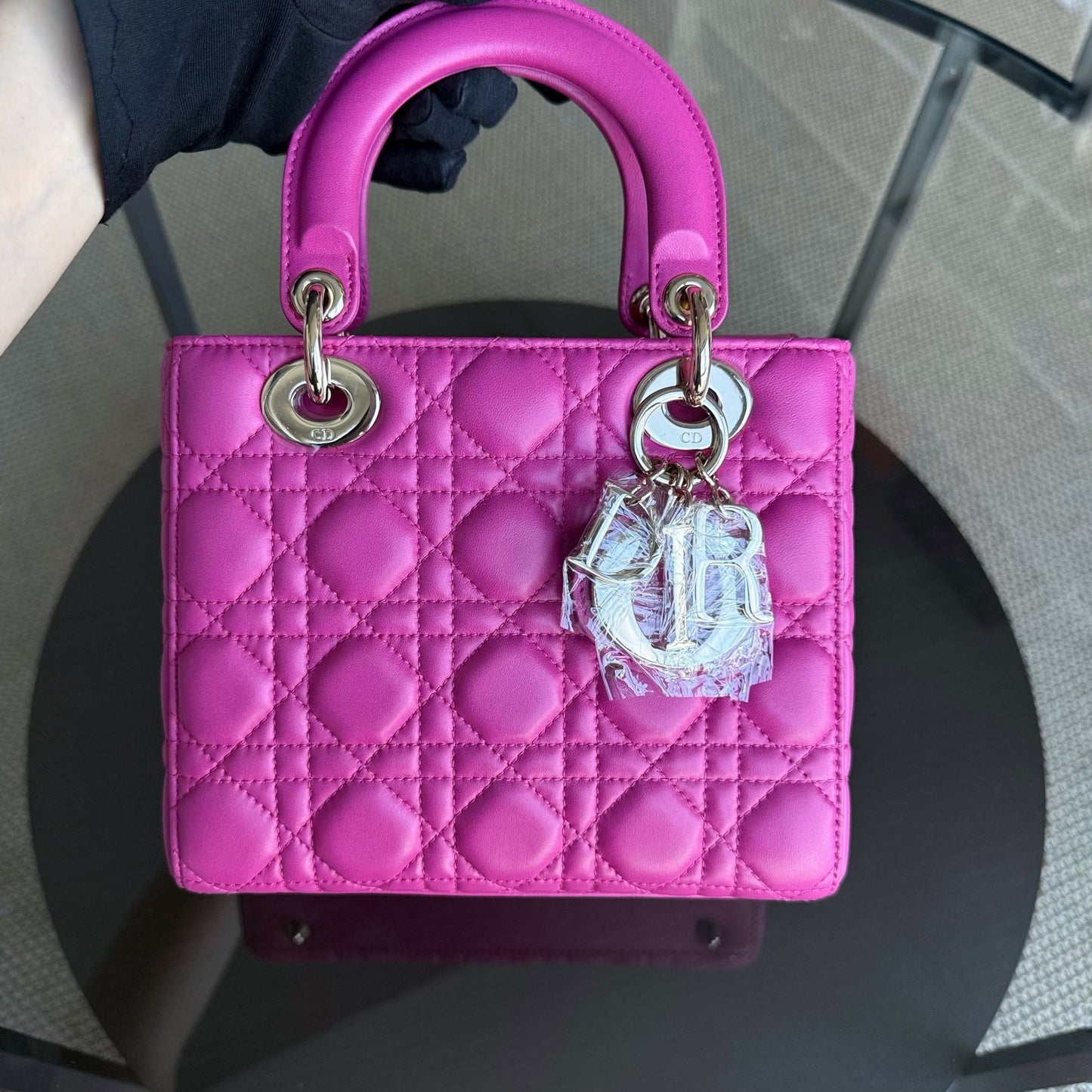Kovancy Lady Petit rabat - Cuir d'agneau Cannage rose Barbie, finitions dorées