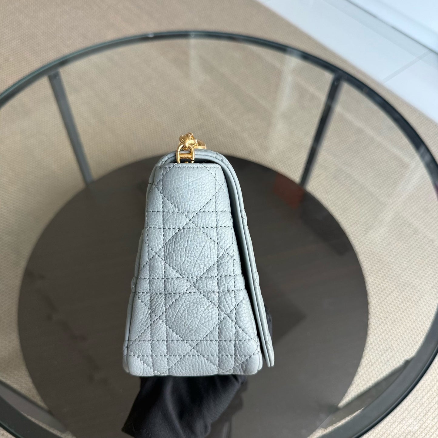 Kovancy Caro Medium - Cuir de veau grainé Cannage Gris Gris Métal doré