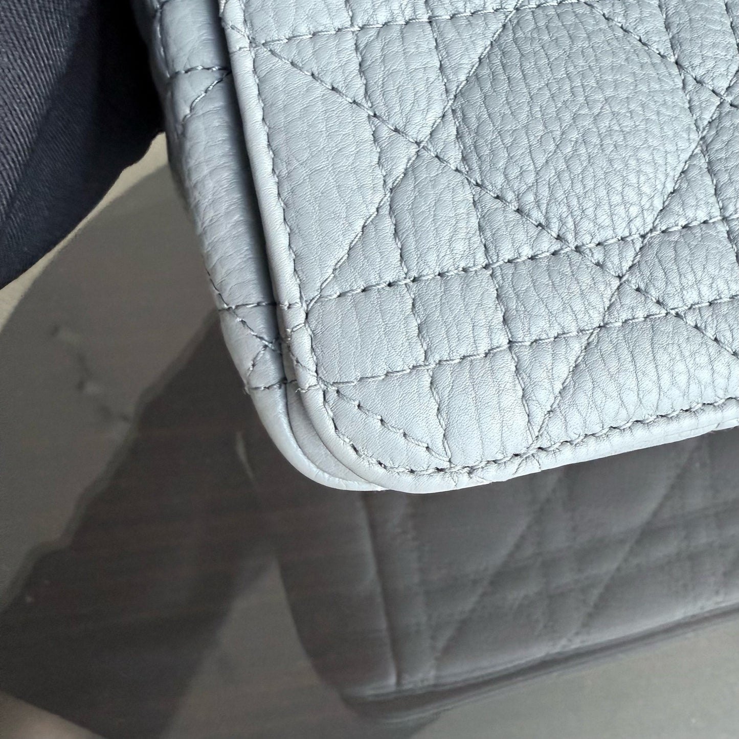 Kovancy Caro Medium - Cuir de veau grainé Cannage Gris Gris Métal doré