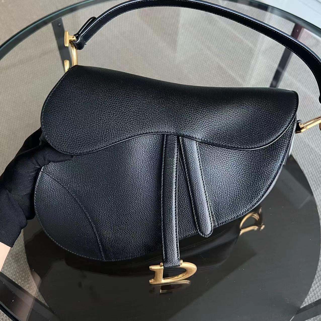 Kovancy Saddle Medium - Cuir de veau grainé caviar, finitions dorées noires
