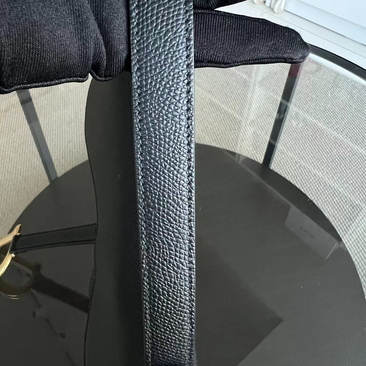 Kovancy Saddle Medium - Cuir de veau grainé caviar, finitions dorées noires
