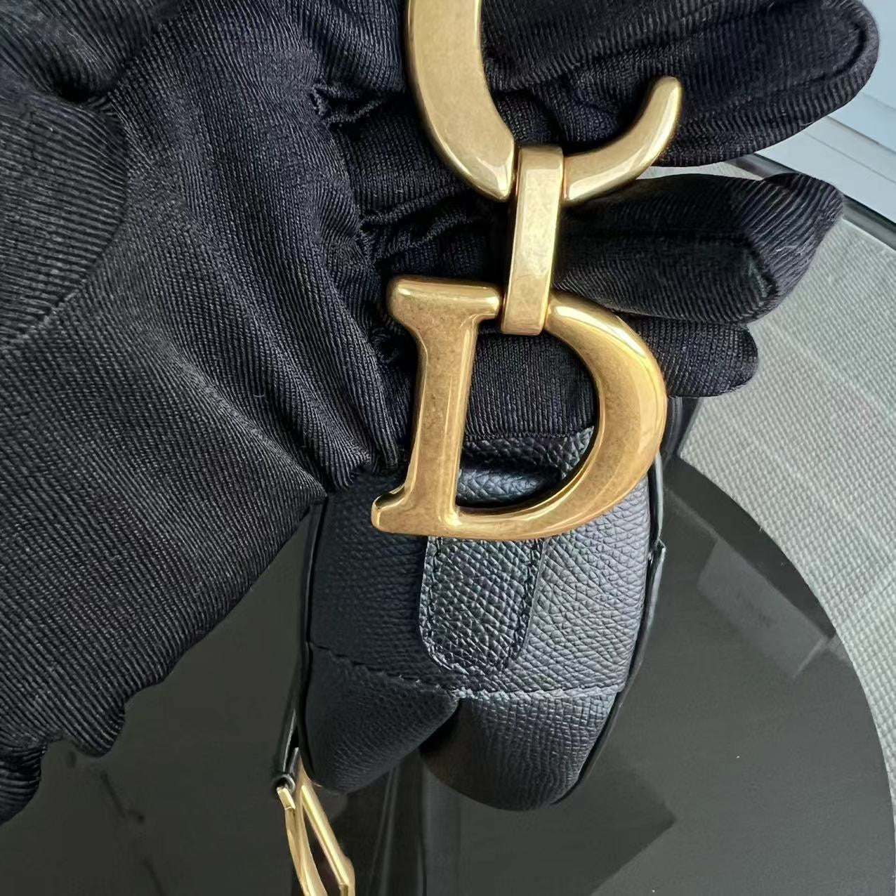 Kovancy Saddle Medium - Cuir de veau grainé caviar, finitions dorées noires