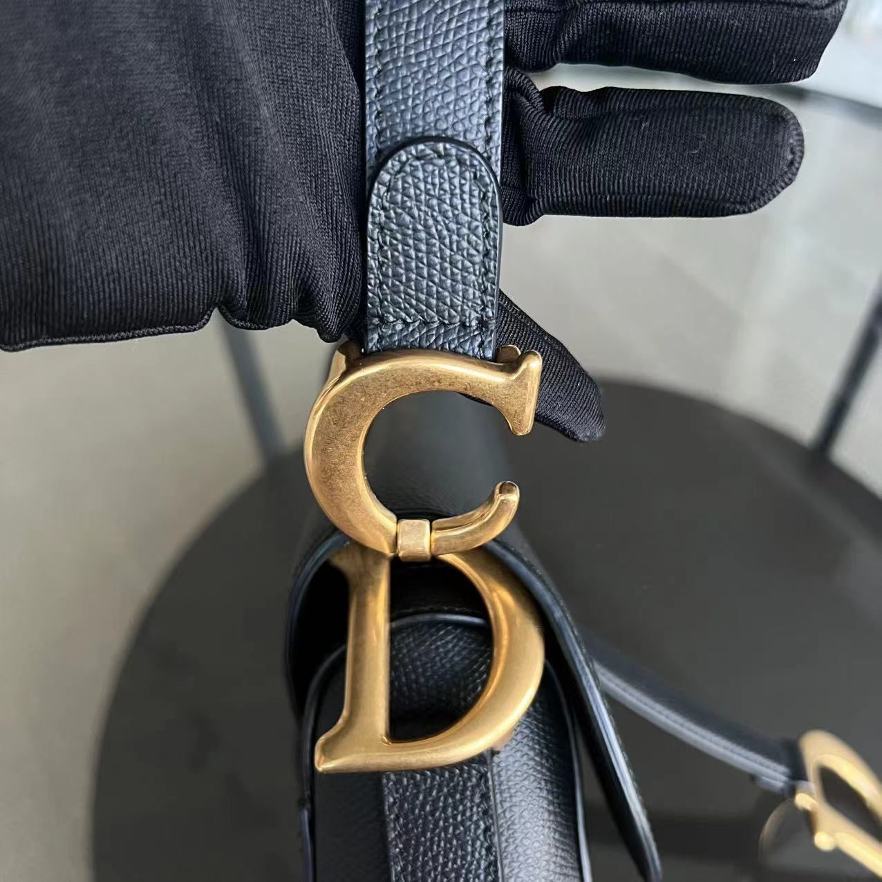 Kovancy Saddle Medium - Cuir de veau grainé caviar, finitions dorées noires