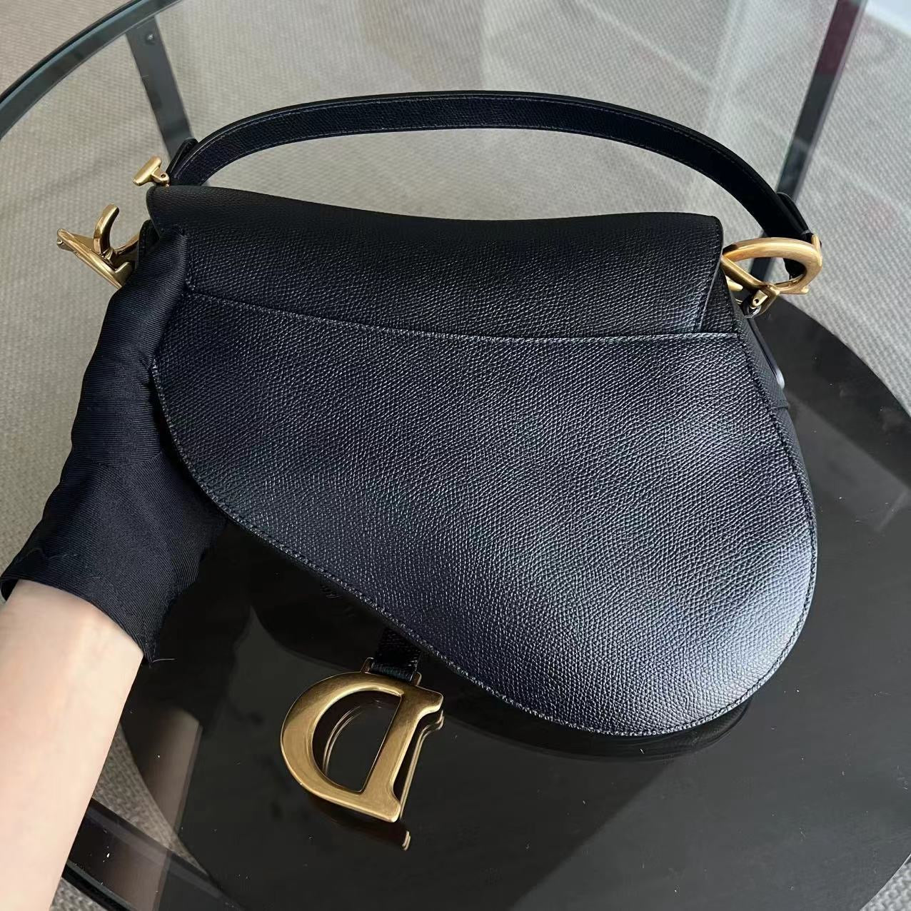 Kovancy Saddle Medium - Cuir de veau grainé caviar, finitions dorées noires