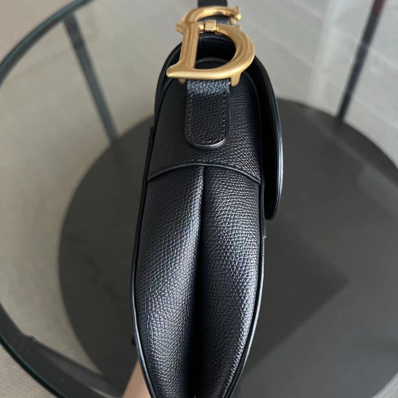 Kovancy Saddle Medium - Cuir de veau grainé caviar, finitions dorées noires