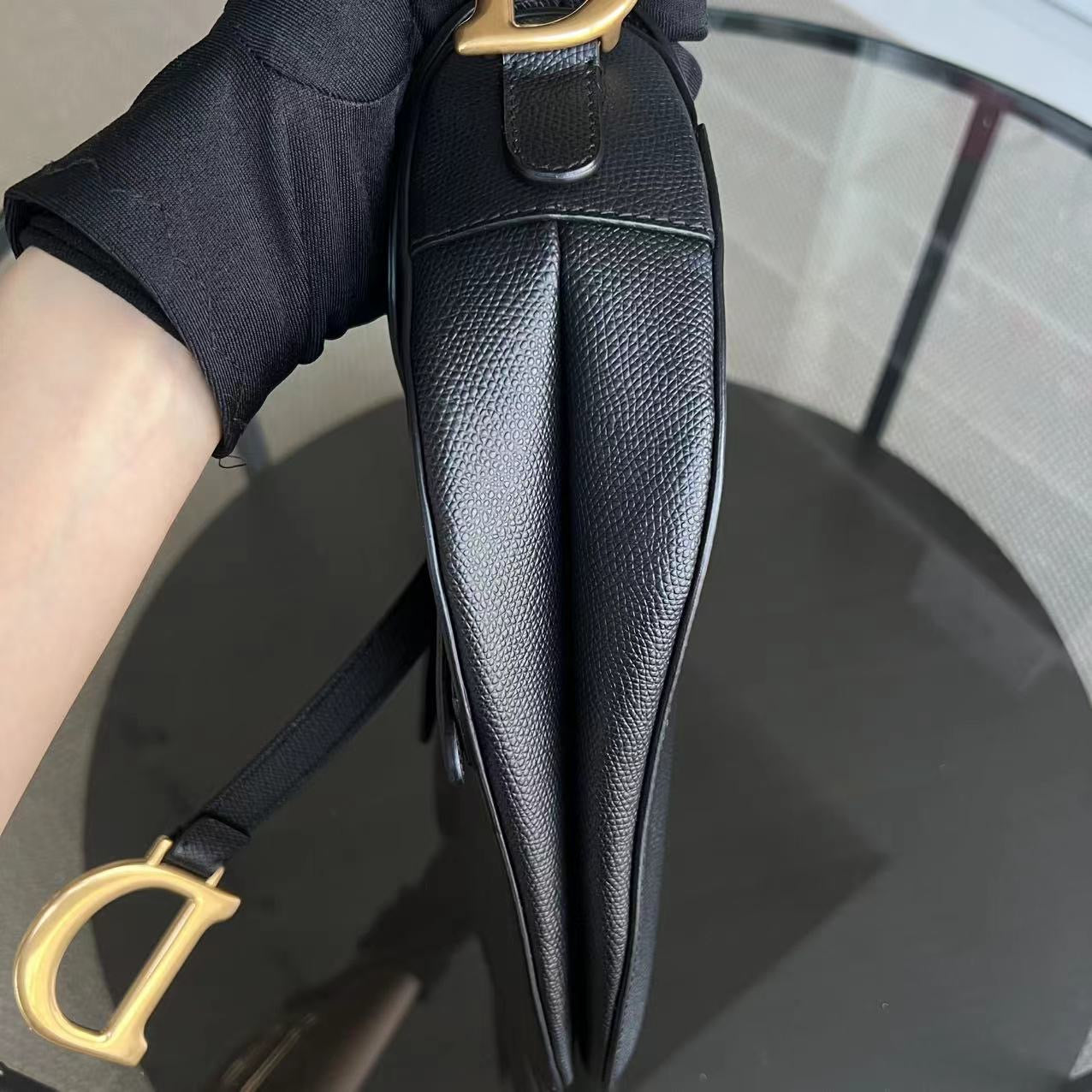 Kovancy Saddle Medium - Cuir de veau grainé caviar, finitions dorées noires
