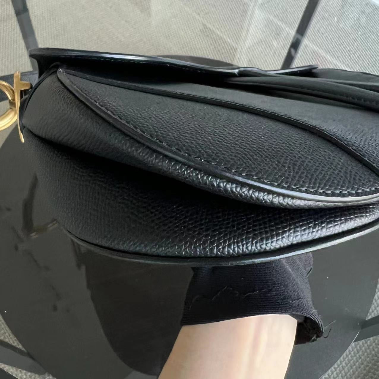 Kovancy Saddle Medium - Cuir de veau grainé caviar, finitions dorées noires