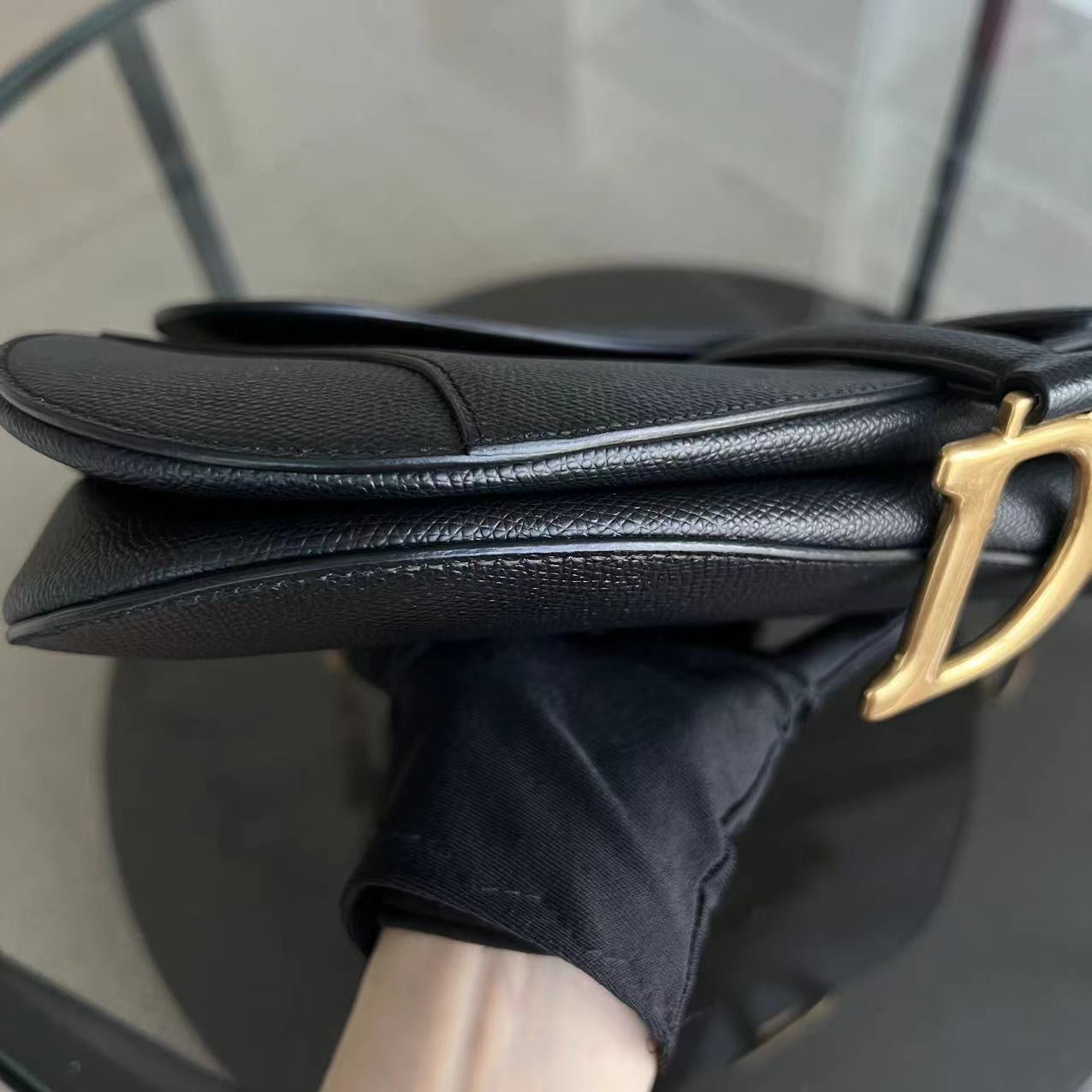 Kovancy Saddle Medium - Cuir de veau grainé caviar, finitions dorées noires