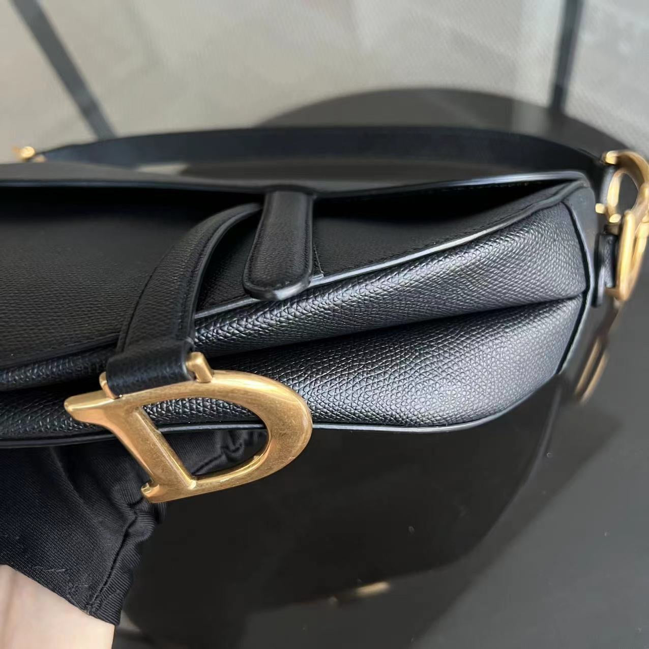 Kovancy Saddle Medium - Cuir de veau grainé caviar, finitions dorées noires
