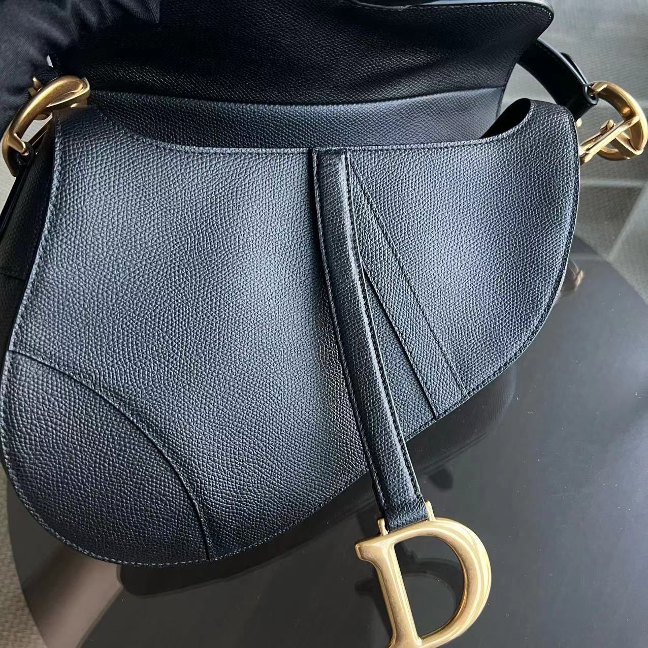 Kovancy Saddle Medium - Cuir de veau grainé caviar, finitions dorées noires