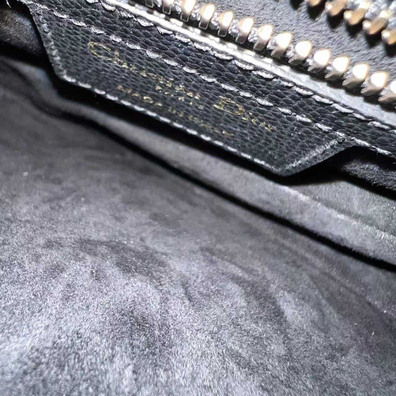 Kovancy Saddle Medium - Cuir de veau grainé caviar, finitions dorées noires