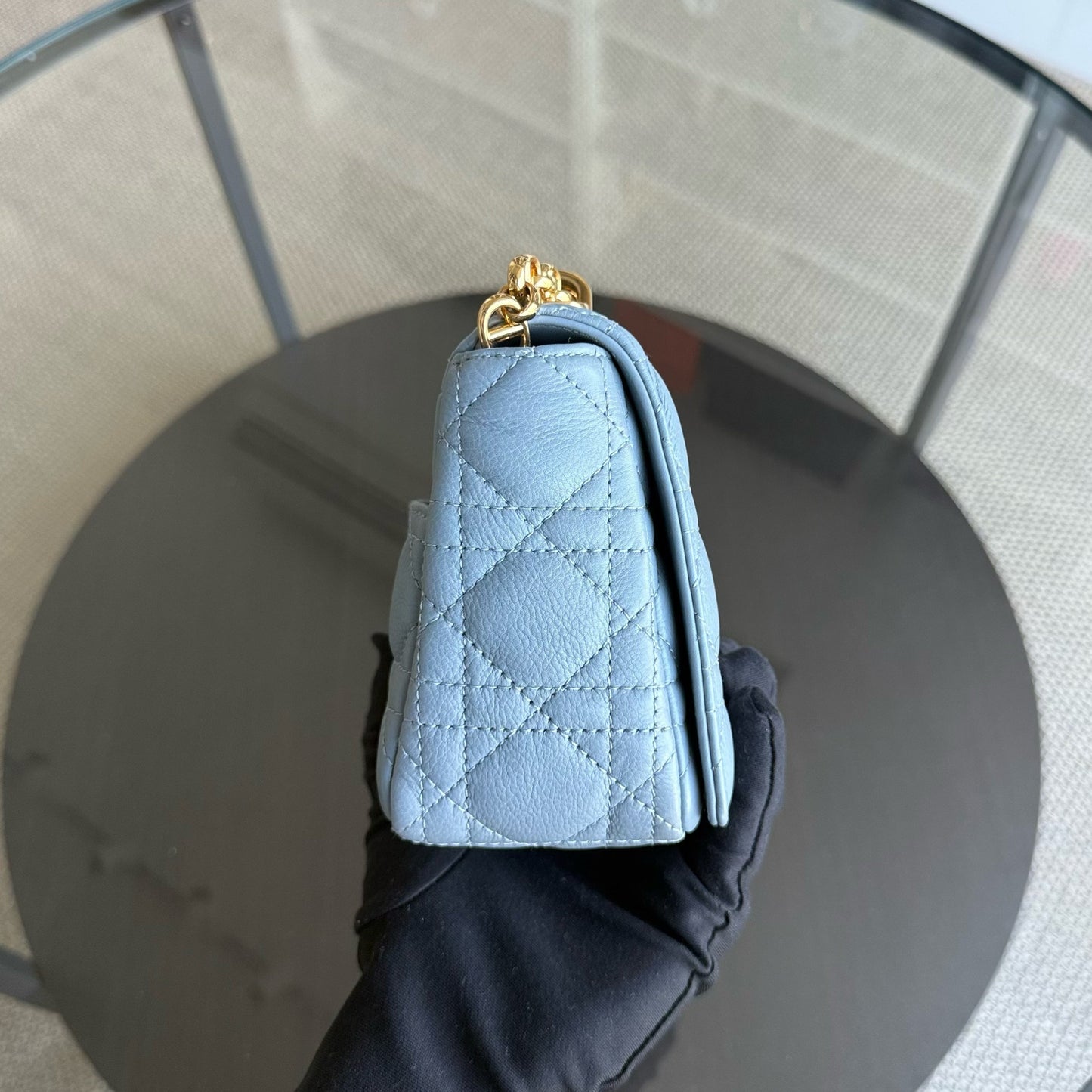 Kovancy Caro Small - Cuir de veau Cannage Haze Bleu Métal doré