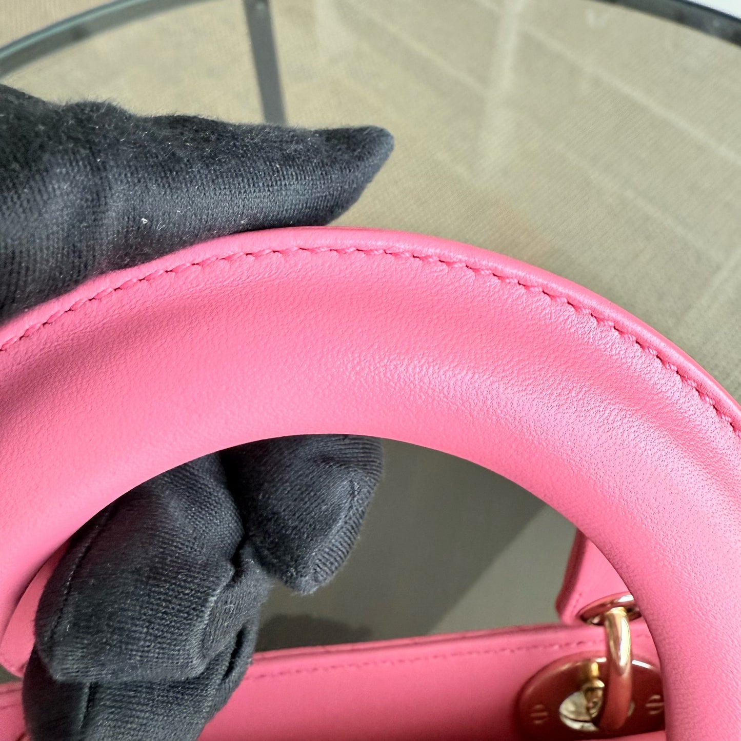 Kovancy Lady Petit - Breloque en cuir d'agneau Cannage Brabie avec breloque en or rose