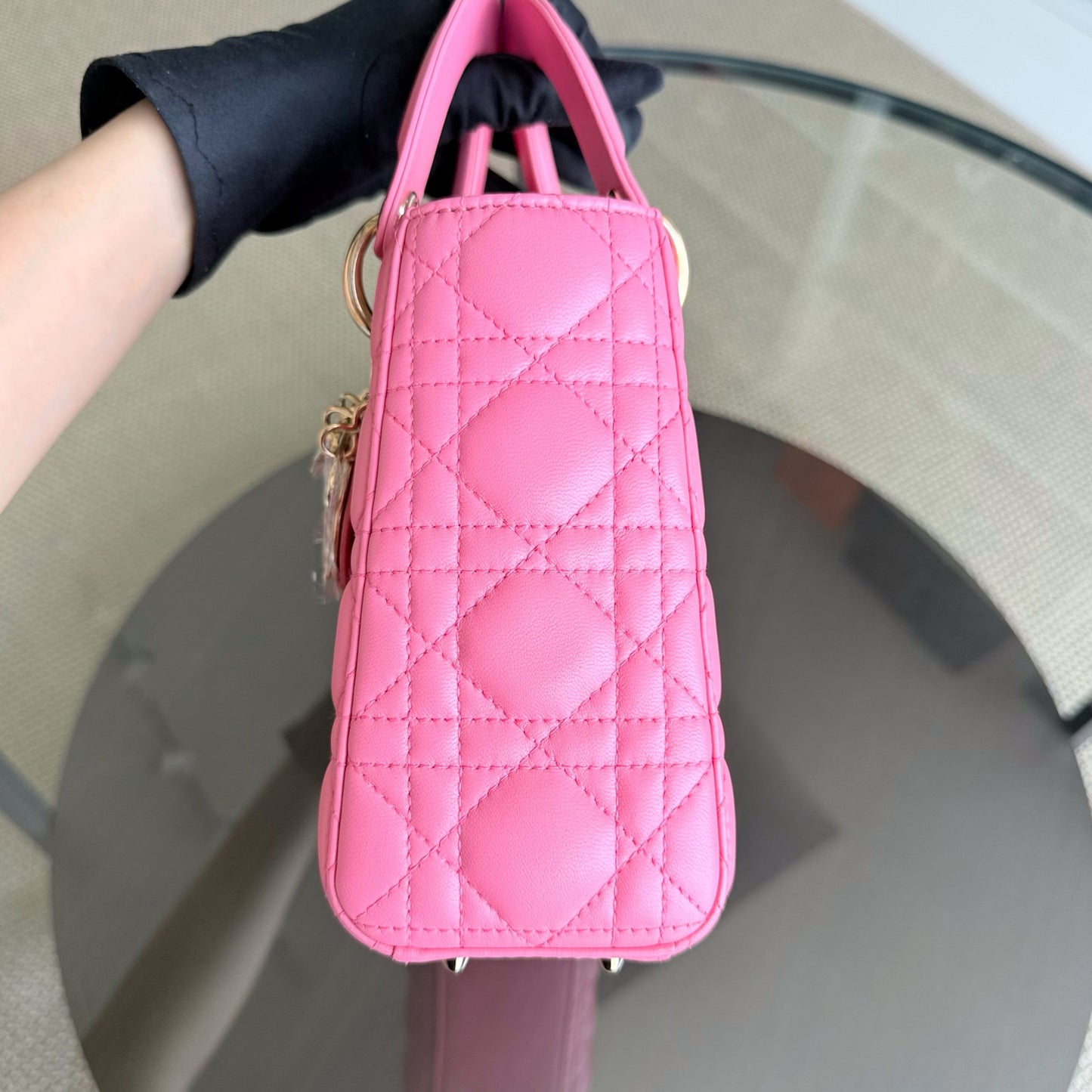 Kovancy Lady Petit - Breloque en cuir d'agneau Cannage Brabie avec breloque en or rose
