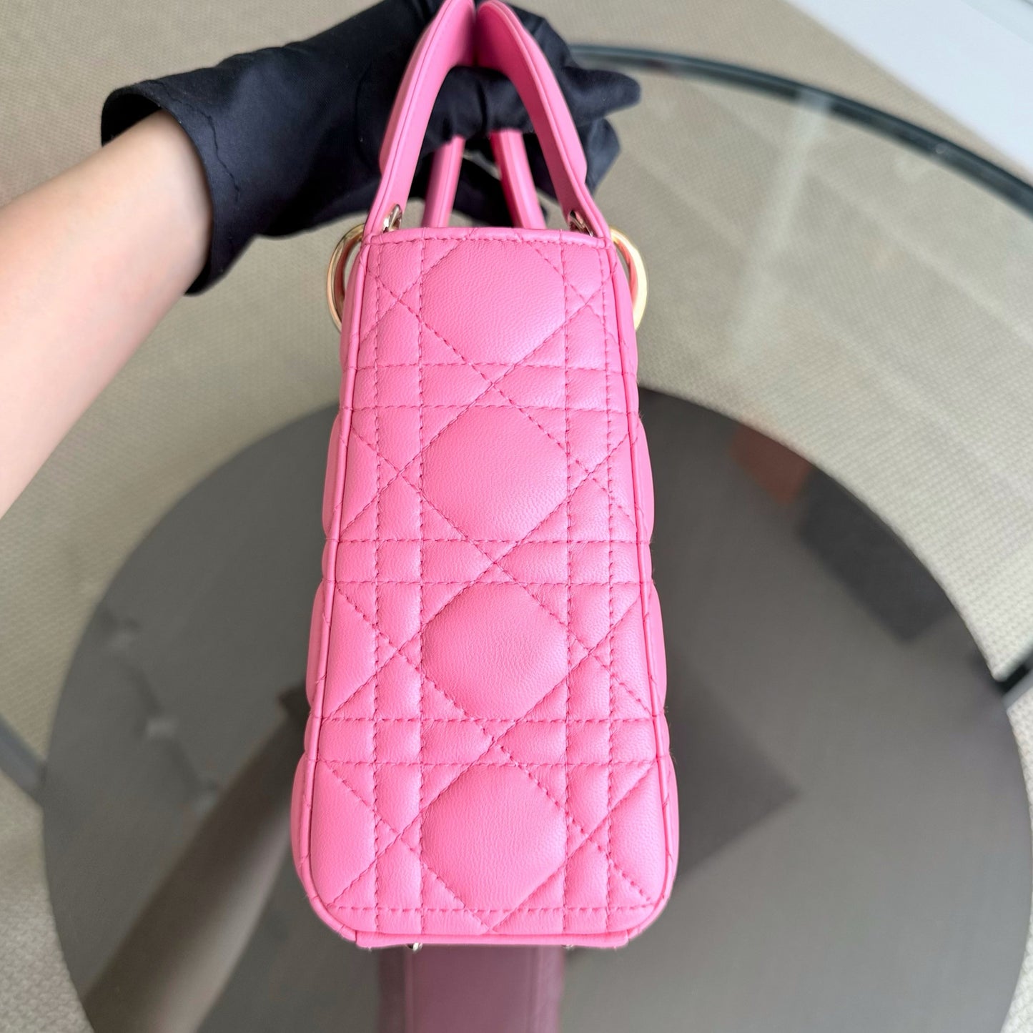 Kovancy Lady Petit - Breloque en cuir d'agneau Cannage Brabie avec breloque en or rose