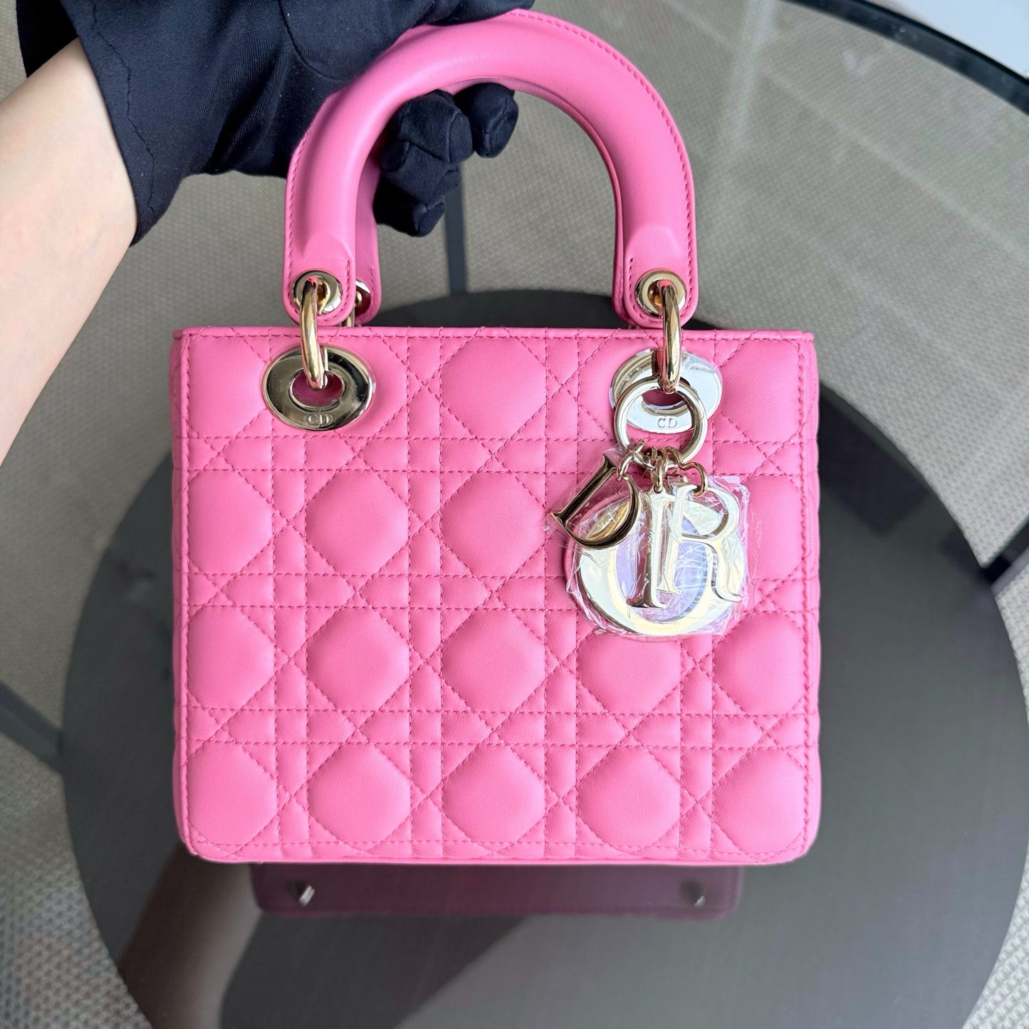 Kovancy Lady Petit - Breloque en cuir d'agneau Cannage Brabie avec breloque en or rose