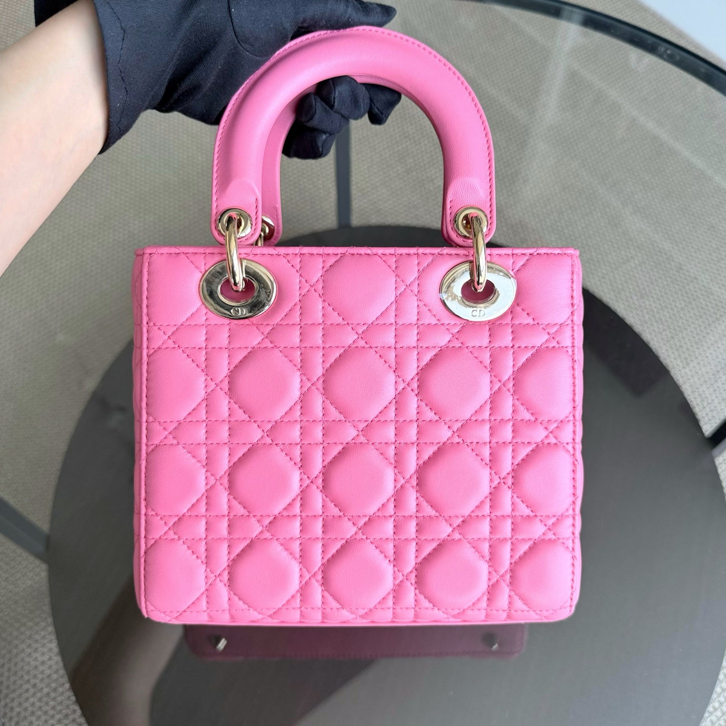 Kovancy Lady Petit - Breloque en cuir d'agneau Cannage Brabie avec breloque en or rose