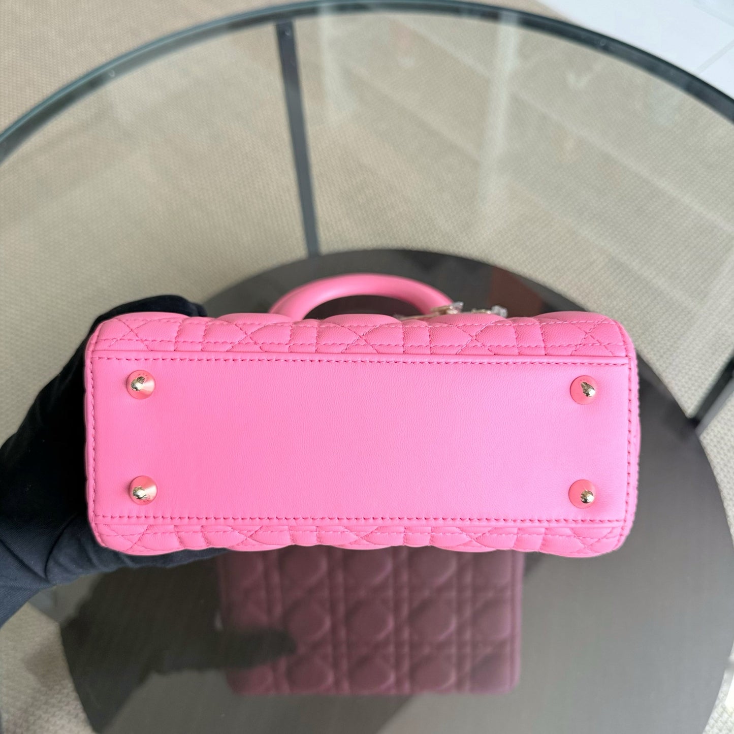 Kovancy Lady Petit - Breloque en cuir d'agneau Cannage Brabie avec breloque en or rose
