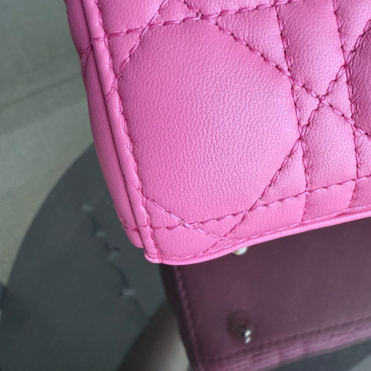 Kovancy Lady Petit - Breloque en cuir d'agneau Cannage Brabie avec breloque en or rose