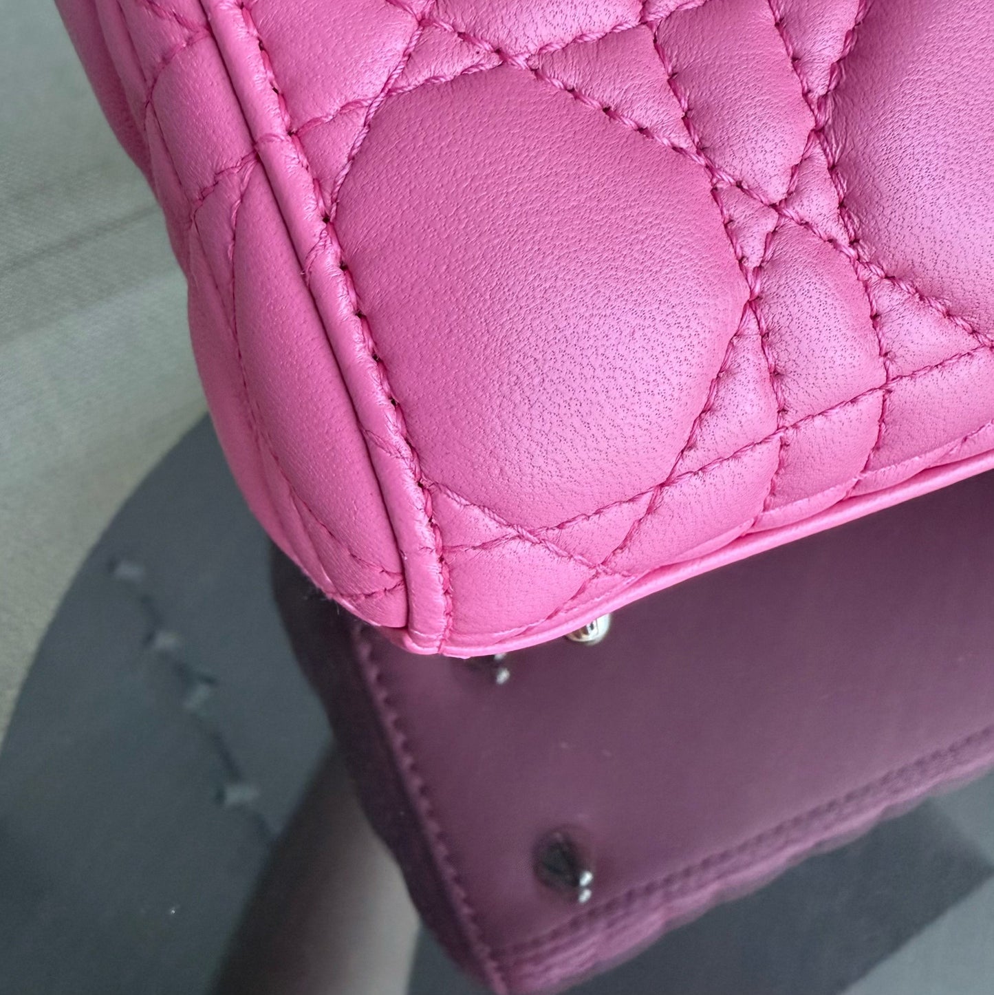 Kovancy Lady Petit - Breloque en cuir d'agneau Cannage Brabie avec breloque en or rose