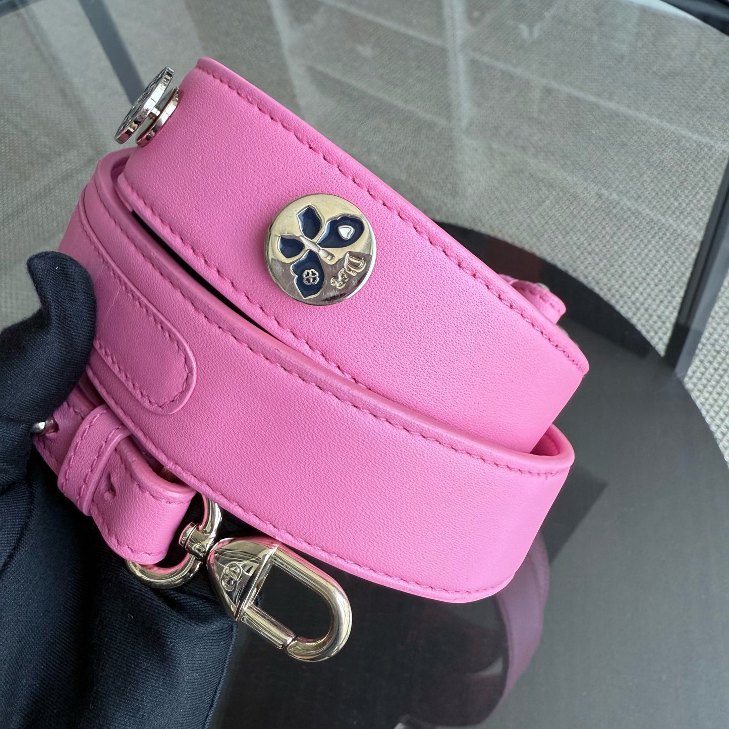 Kovancy Lady Petit - Breloque en cuir d'agneau Cannage Brabie avec breloque en or rose