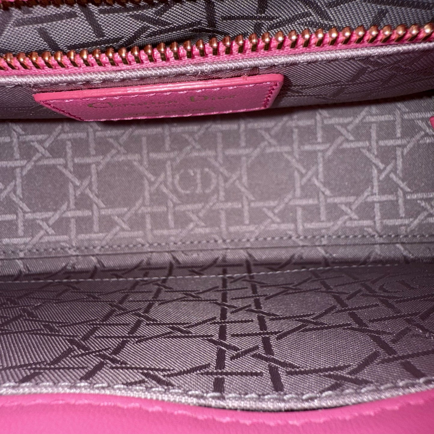 Kovancy Lady Petit - Breloque en cuir d'agneau Cannage Brabie avec breloque en or rose