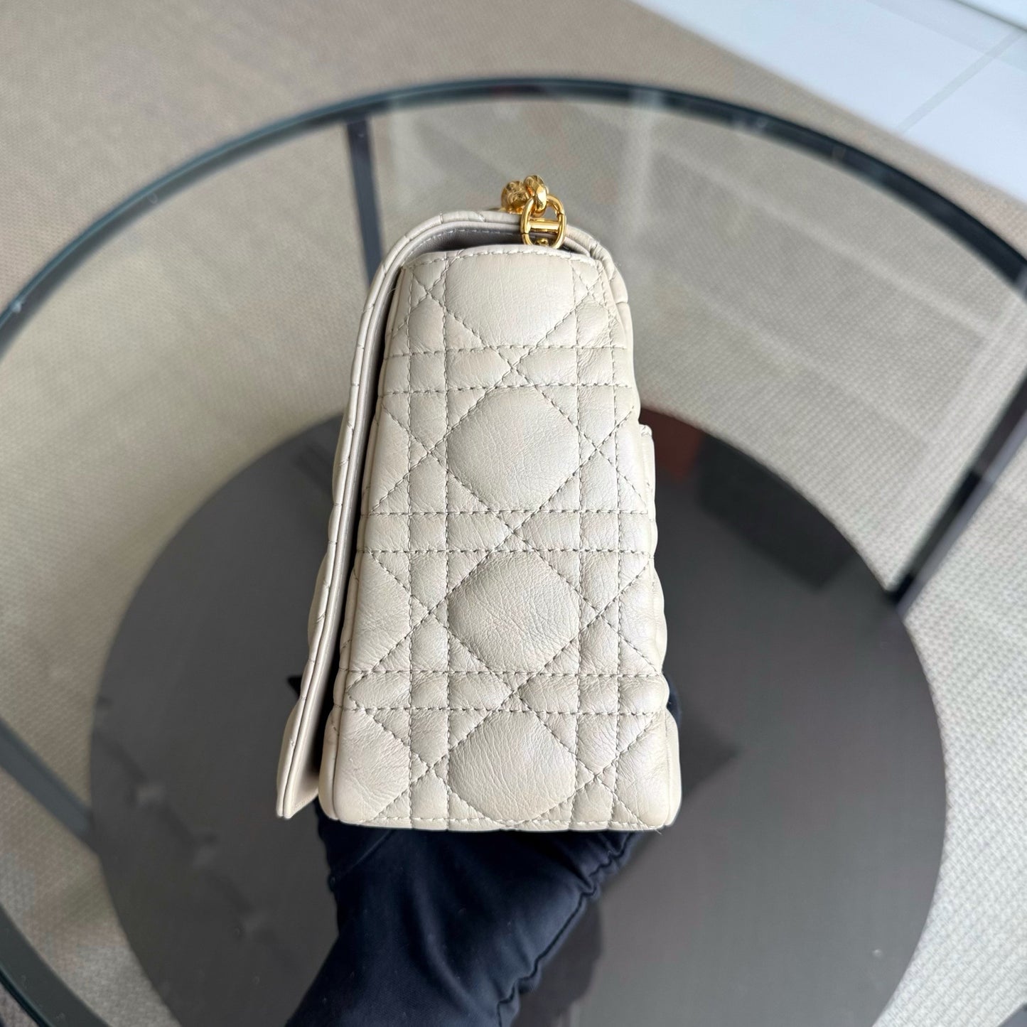 KovancyCaro Large - Cuir de veau grainé Cannage Beige clair Ferrures dorées