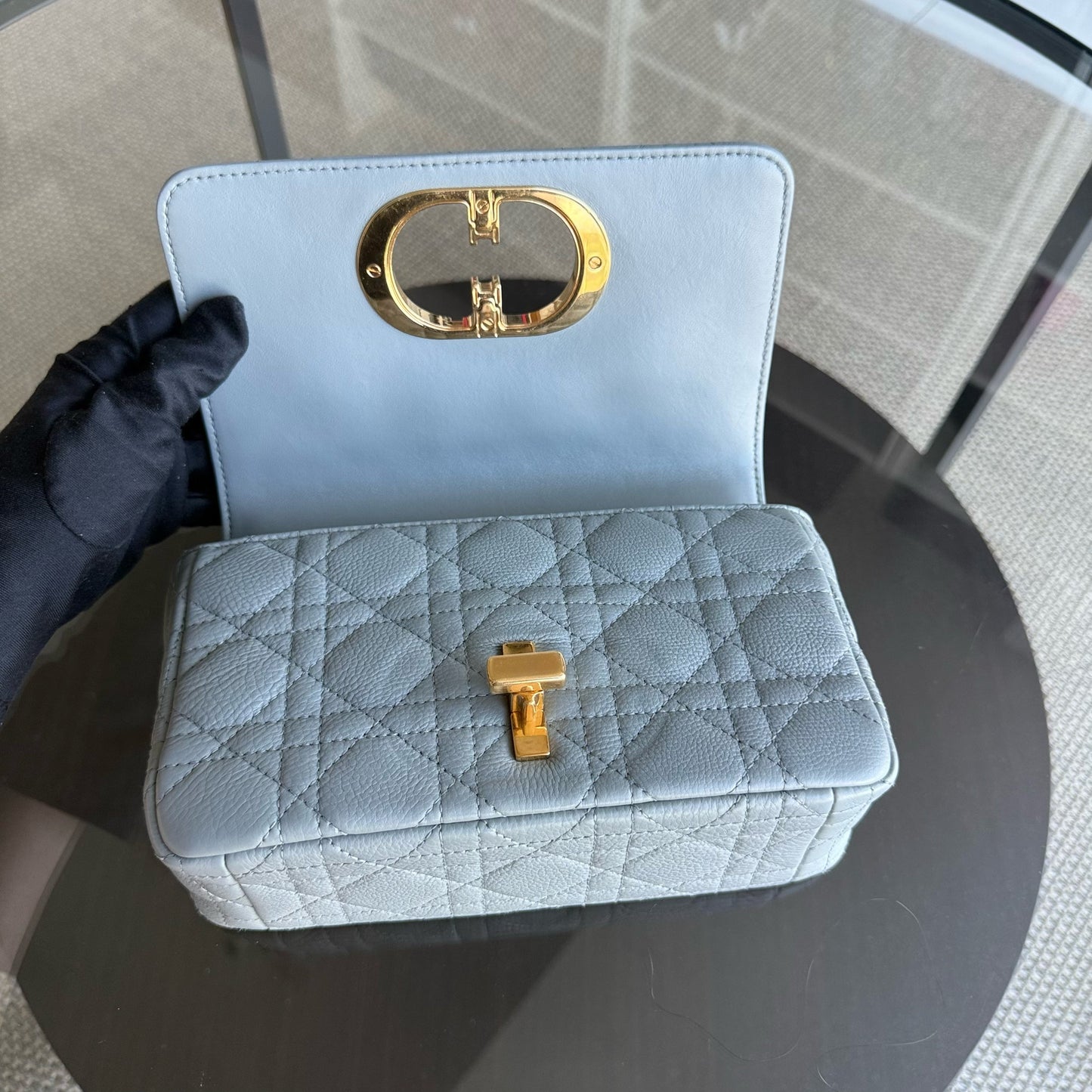 Kovancy Caro Small - Cuir de veau grainé Cannage Gris Gris Métal doré