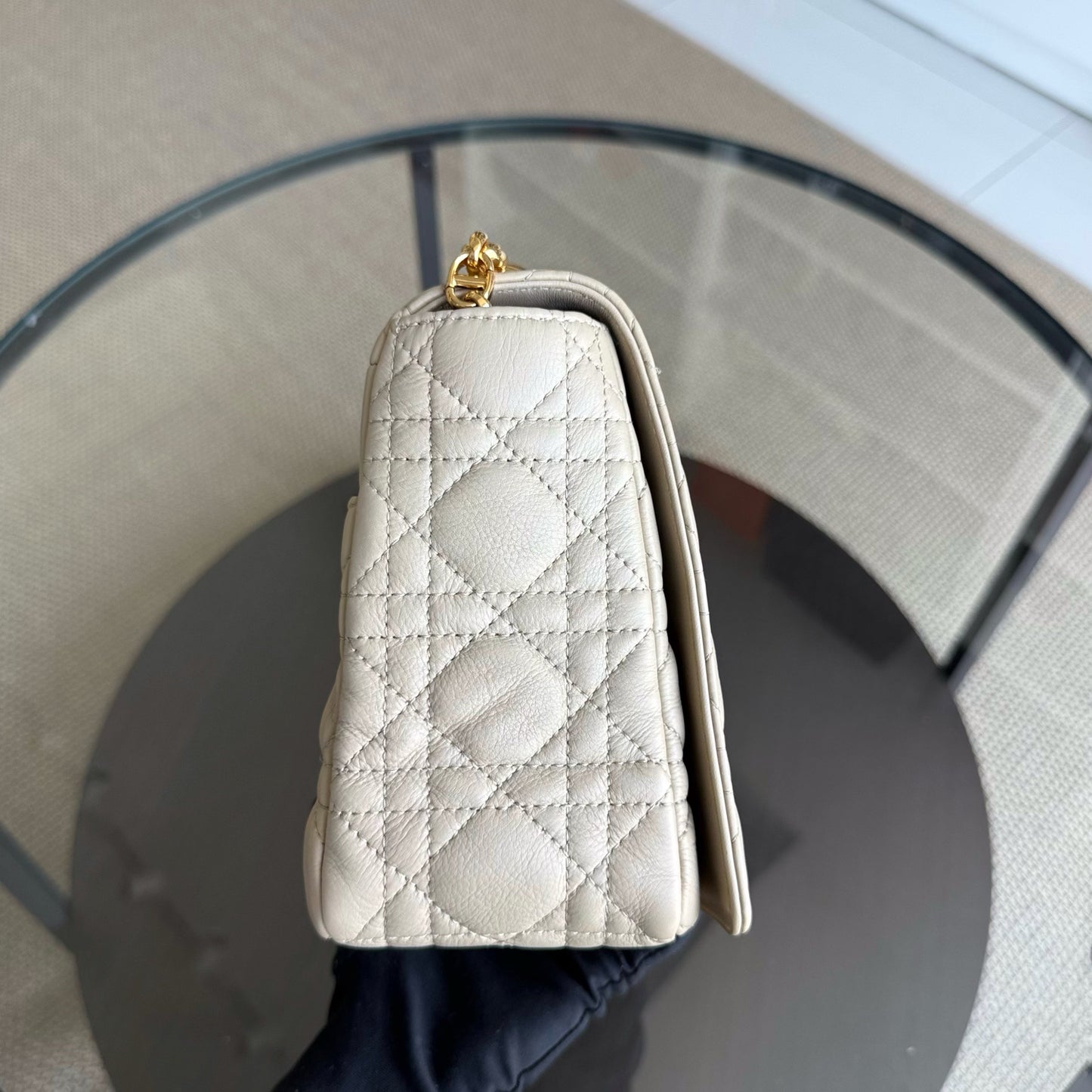 KovancyCaro Large - Cuir de veau grainé Cannage Beige clair Ferrures dorées